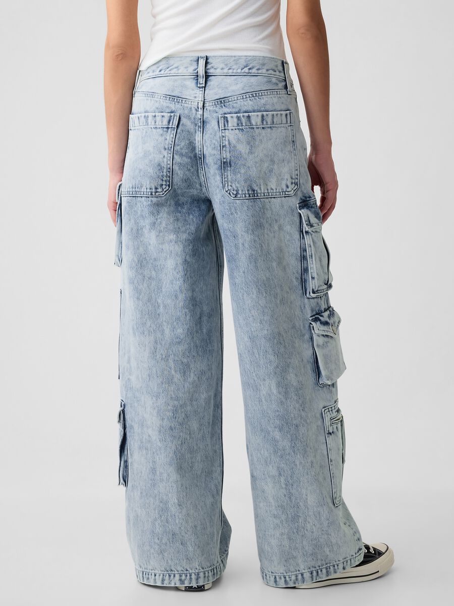 Baggy-fit cargo jeans with multiple pockets_2