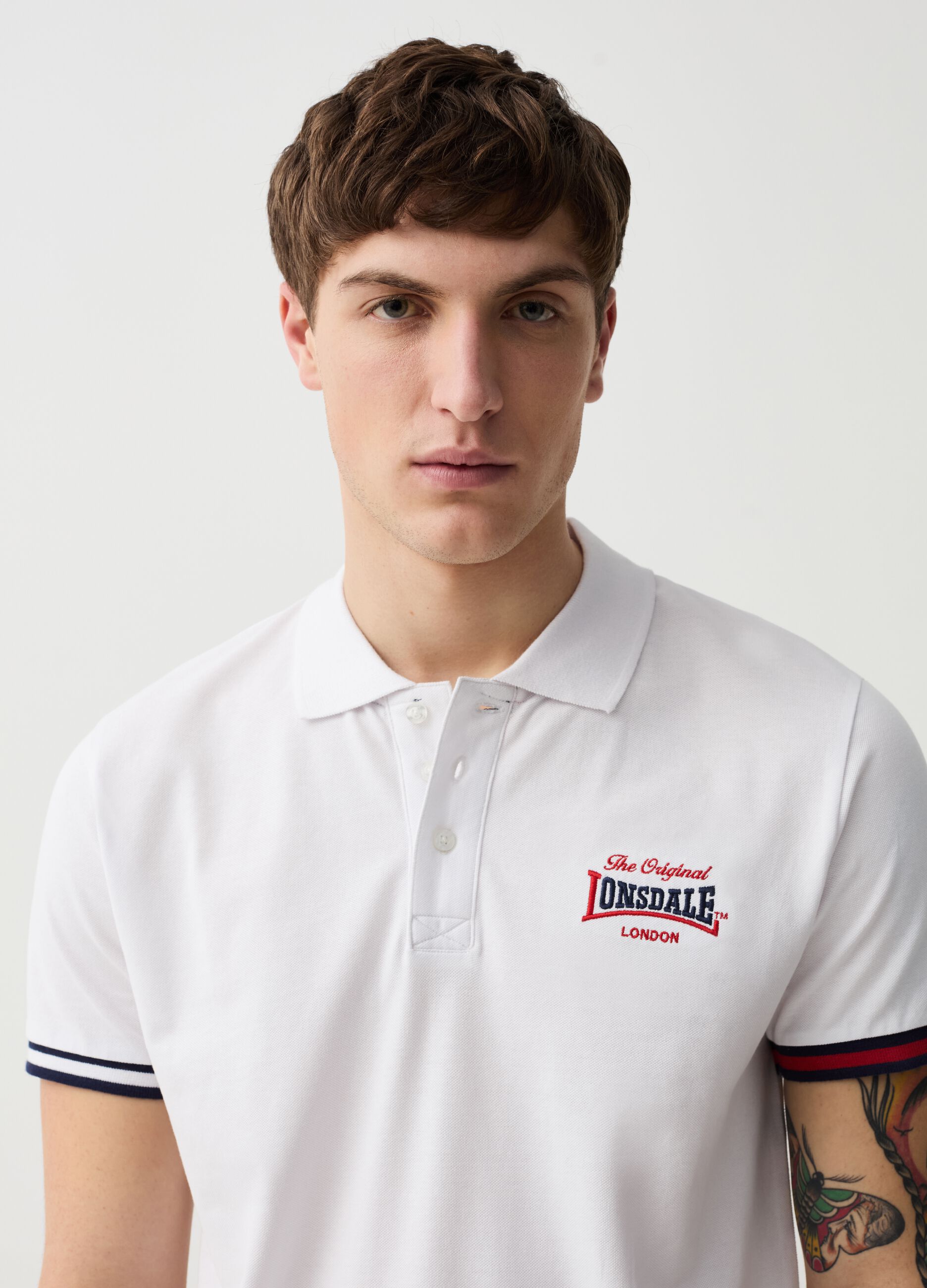 Polo shirt with striped edging and logo embroidery