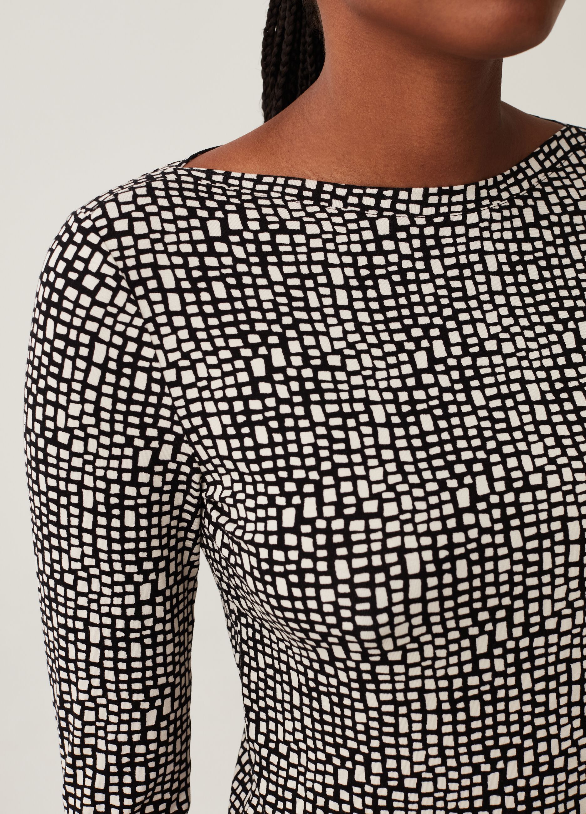 T-shirt con scollo a barchetta fantasia_3