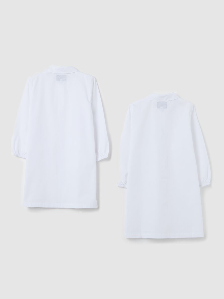 Children's school smock in white cotton blend with buttons_1