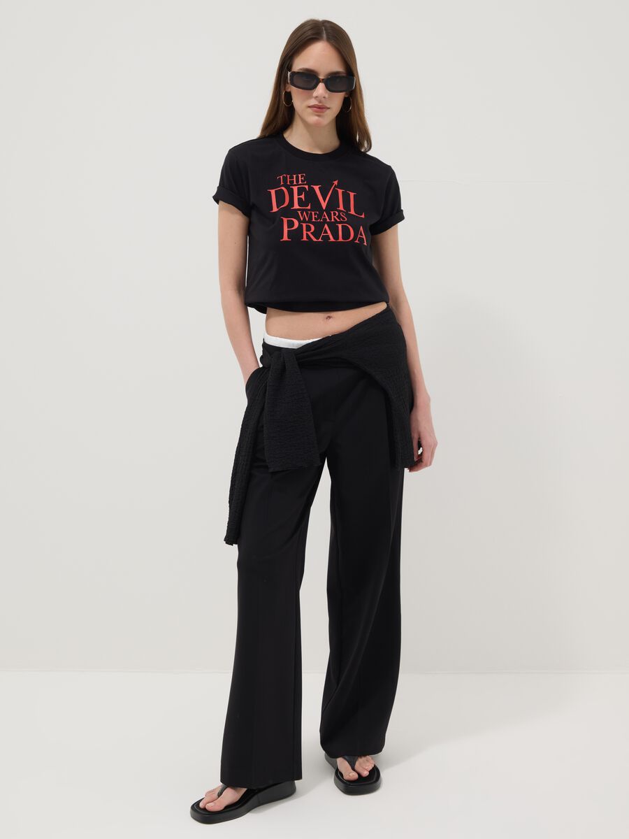 T-shirt in puro cotone nero regular fit con stampa "Il diavolo veste Prada"_2
