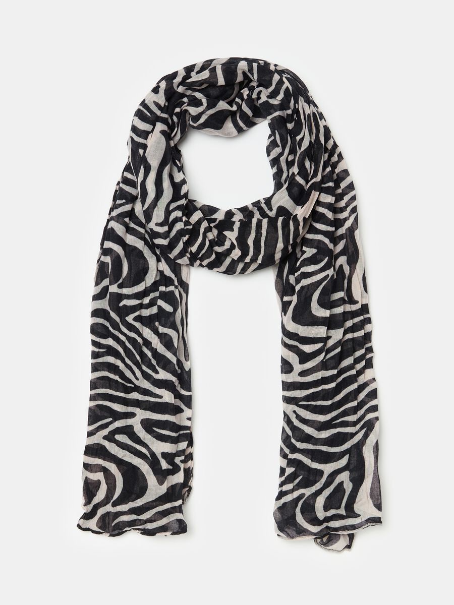 Crinkle-effect scarf with zebra print_0
