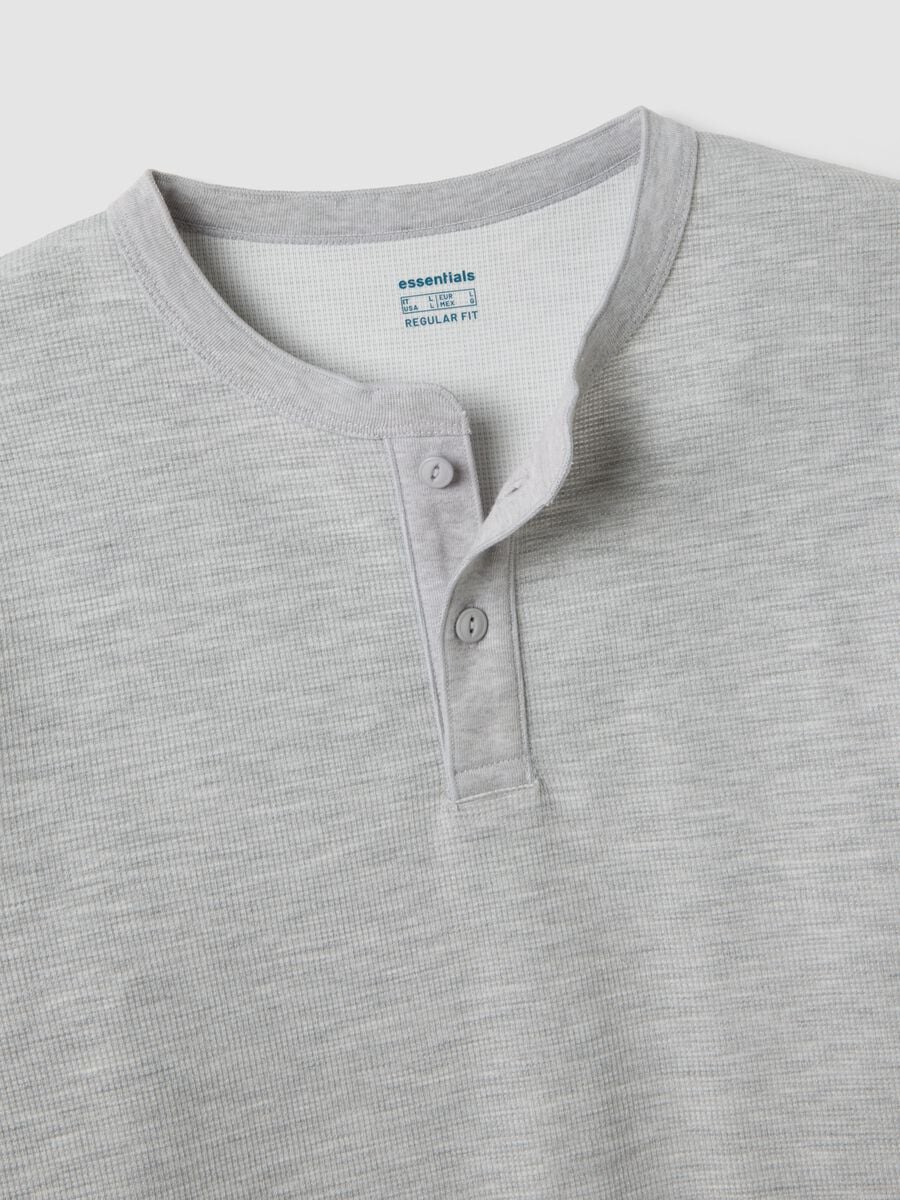 T-shirt grigia in misto viscosa a nido d'ape regular fit_1