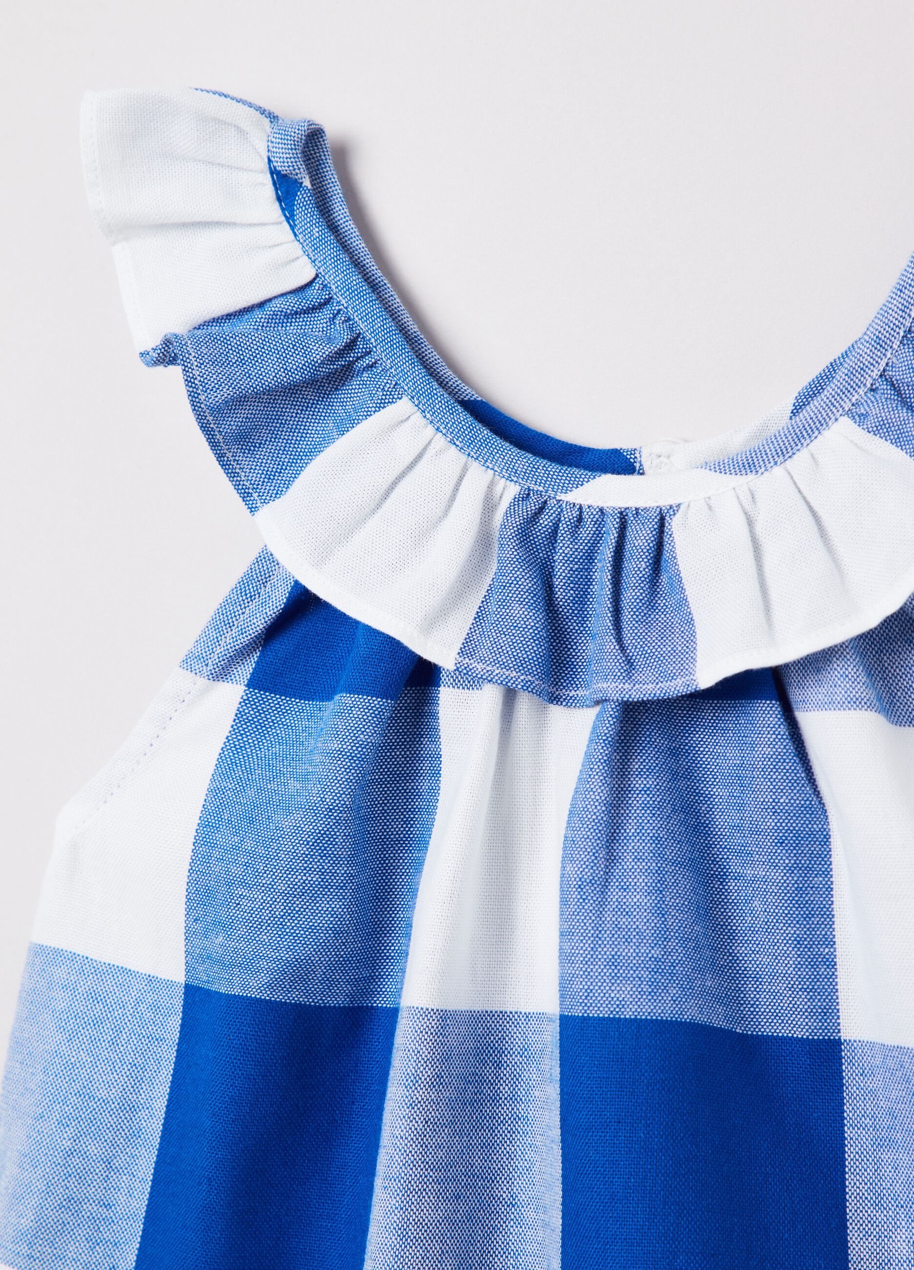 Blusa smanicata in cotone a quadri_2
