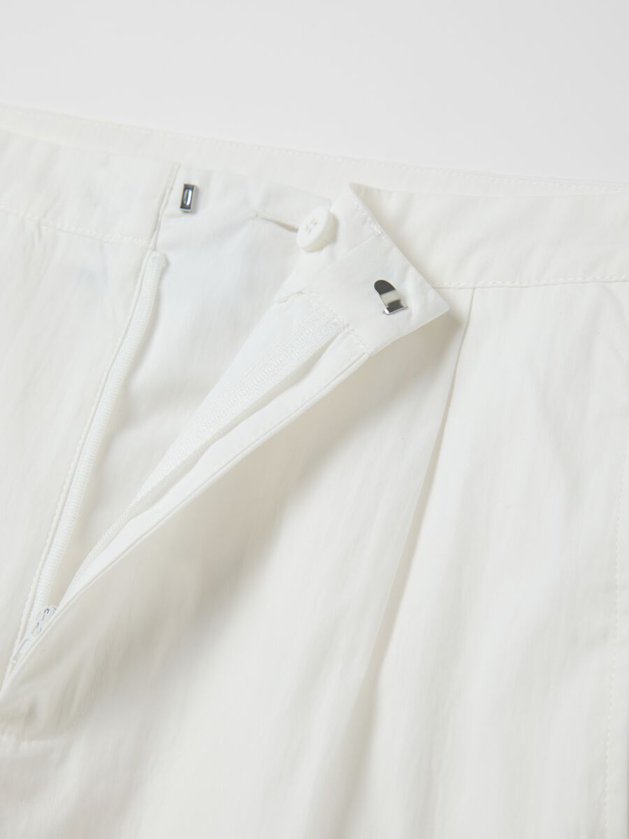 White carrot-fit trousers with darts_5