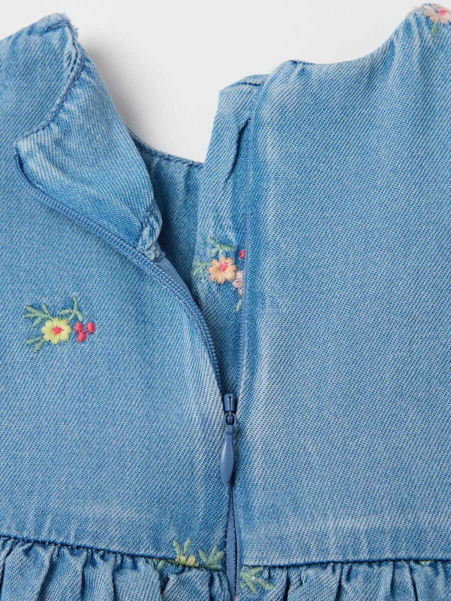 Tiered denim dress with flowers embroidery_3