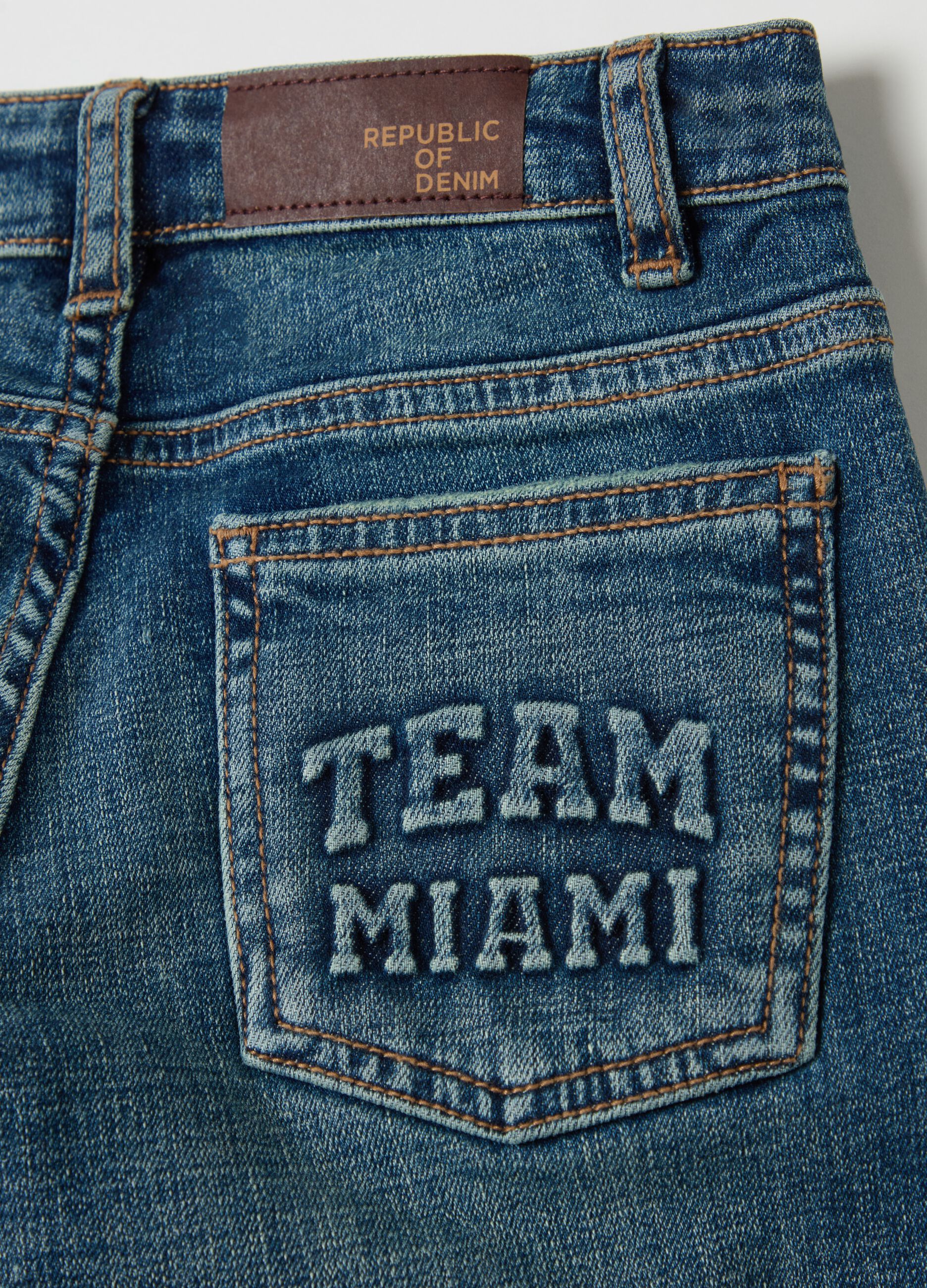 Jeans straight fit con abrasioni e stampa