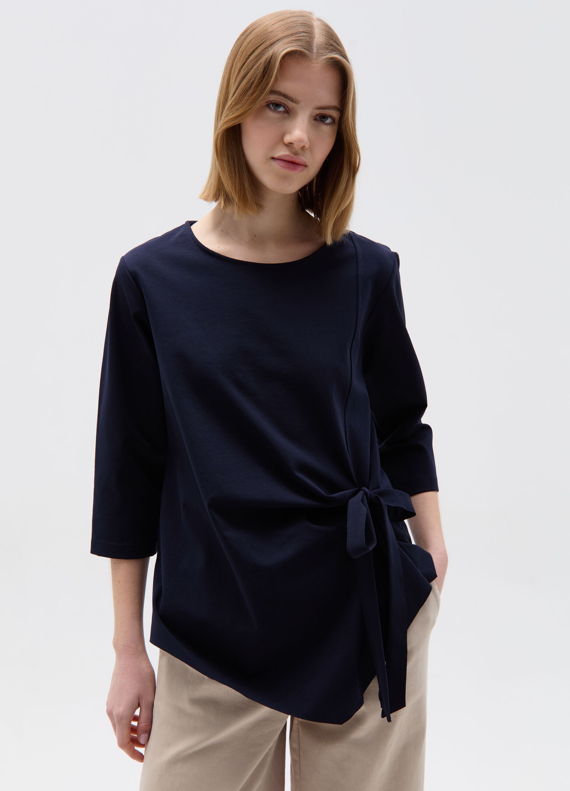 Blusa asimmetrica con fiocco laterale