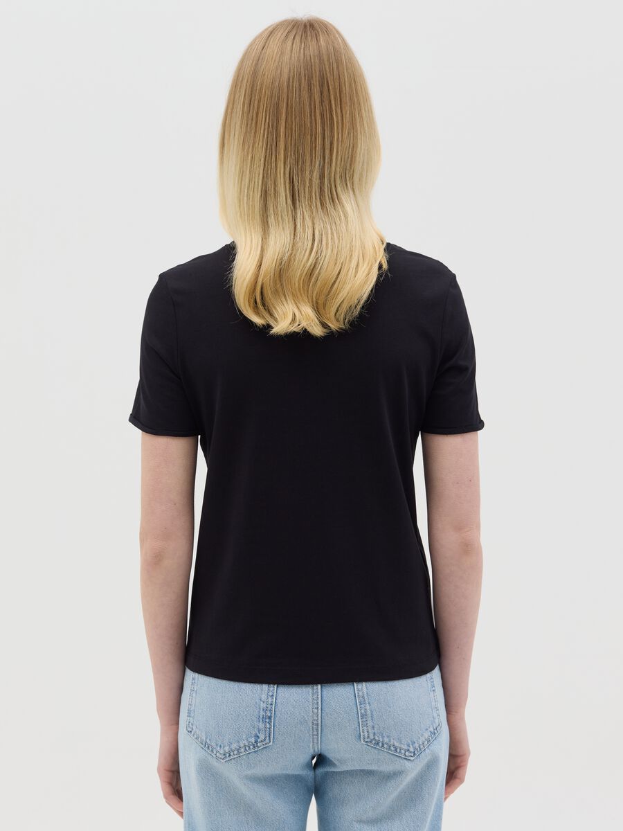 Black T-shirt in organic cotton with V neck_3