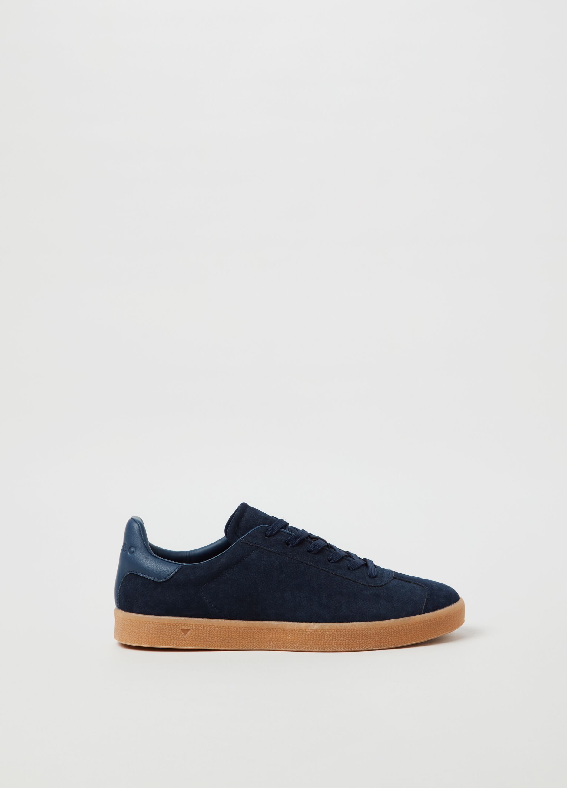 Sneakers effetto scamosciato con lacci