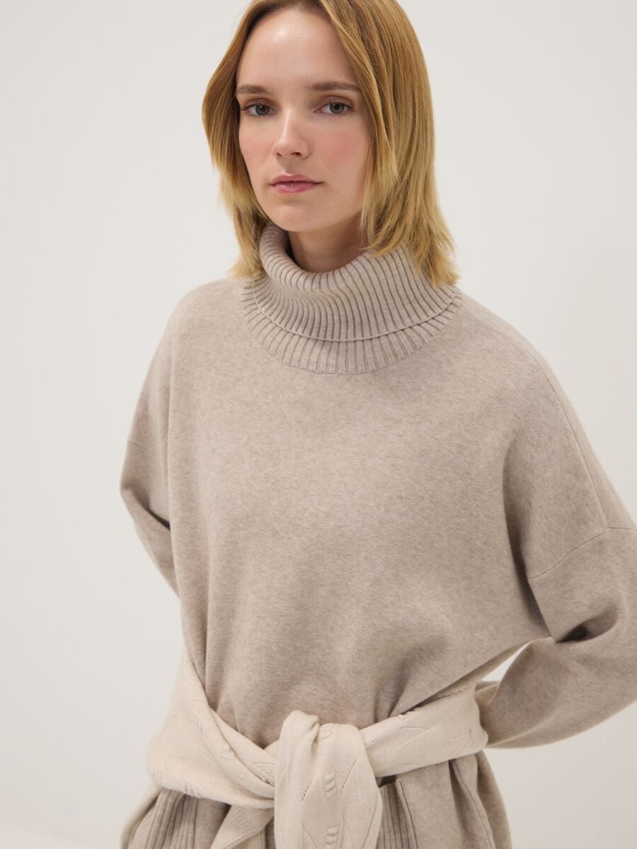 Maglia cammello in misto viscosa con collo alto a costine regular fit_2
