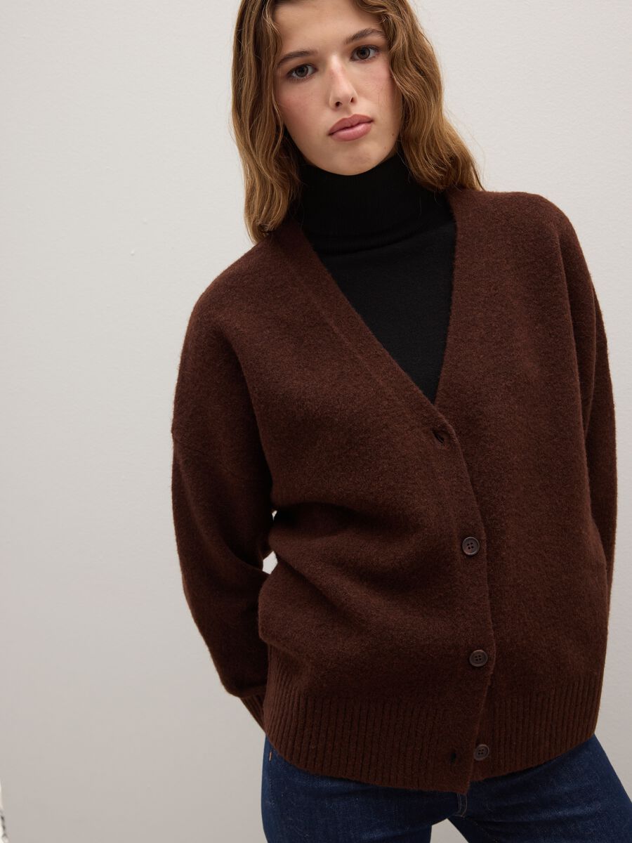Cardigan marrone vestibilità over con scollo a V e bottoni_2