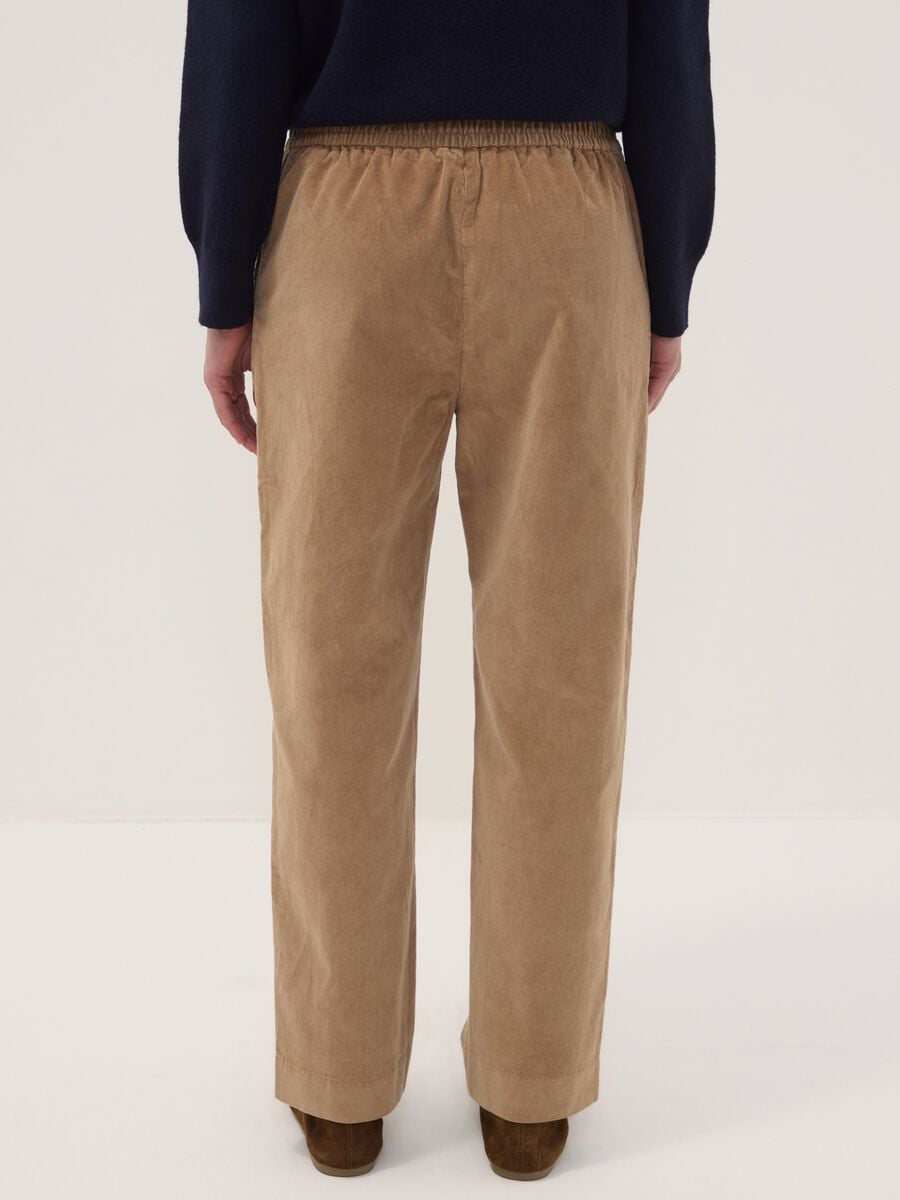 Pantaloni beige in cotone elasticizzato a coste con vita elasticizzata_3