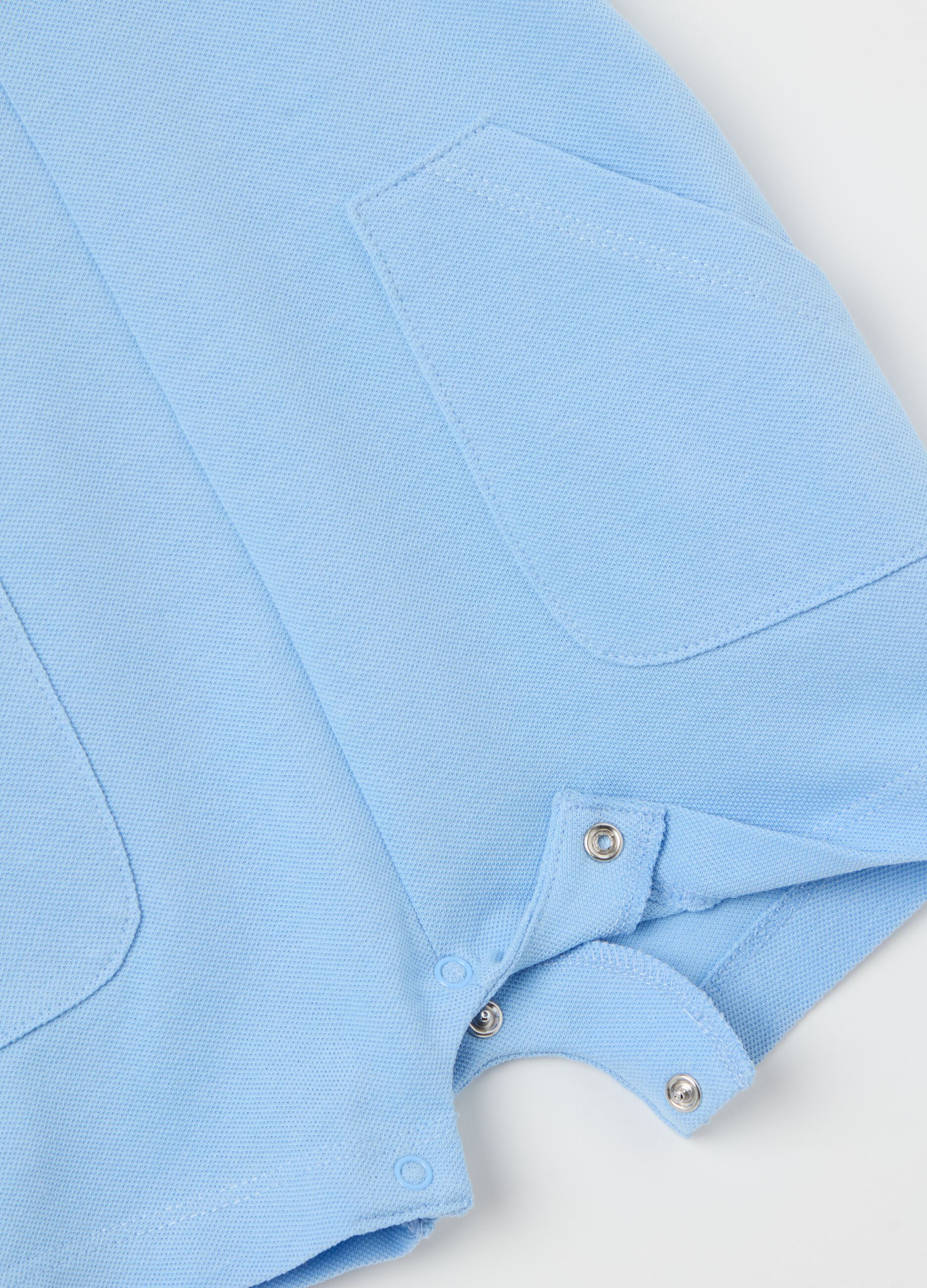 Set t-shirt in fantasia a righe e salopette in cotone 