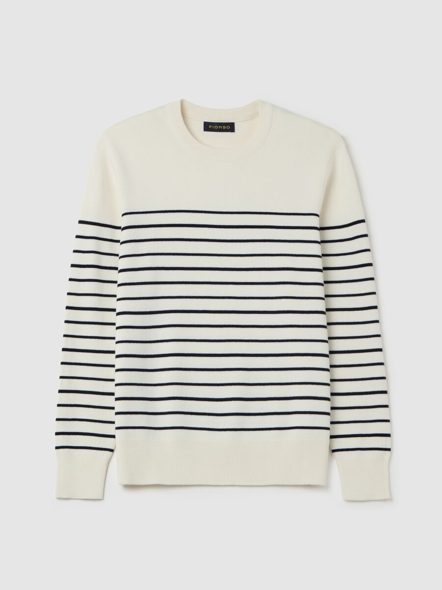 Pullover with thin stripes_4