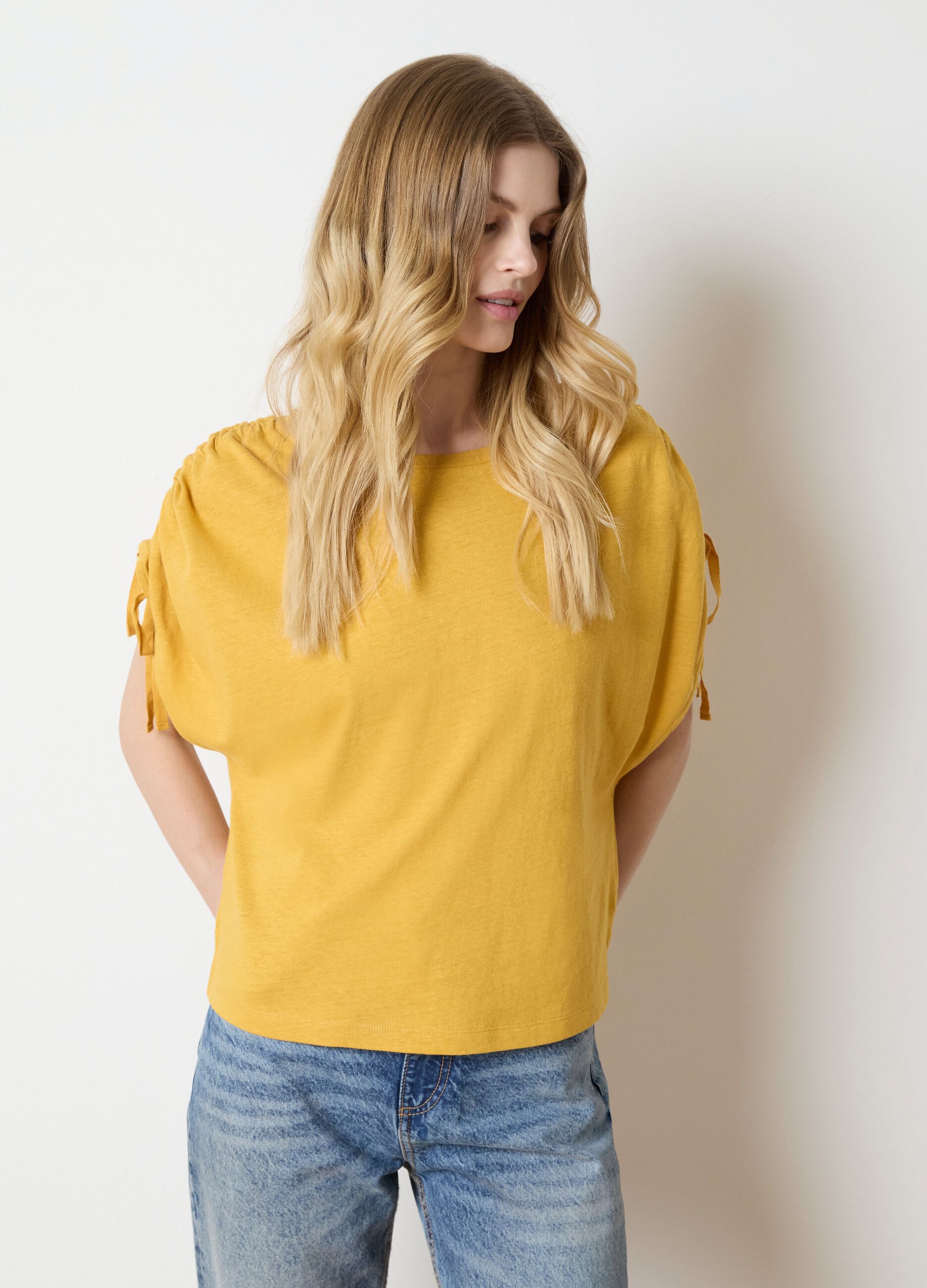 T-shirt with gathered sleeves