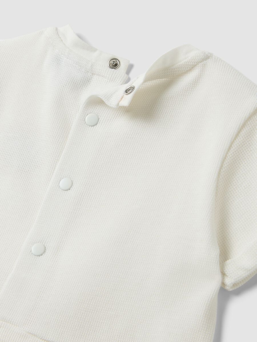 Tutina in puro cotone bianca da neonato con maniche corte e ricamo_3