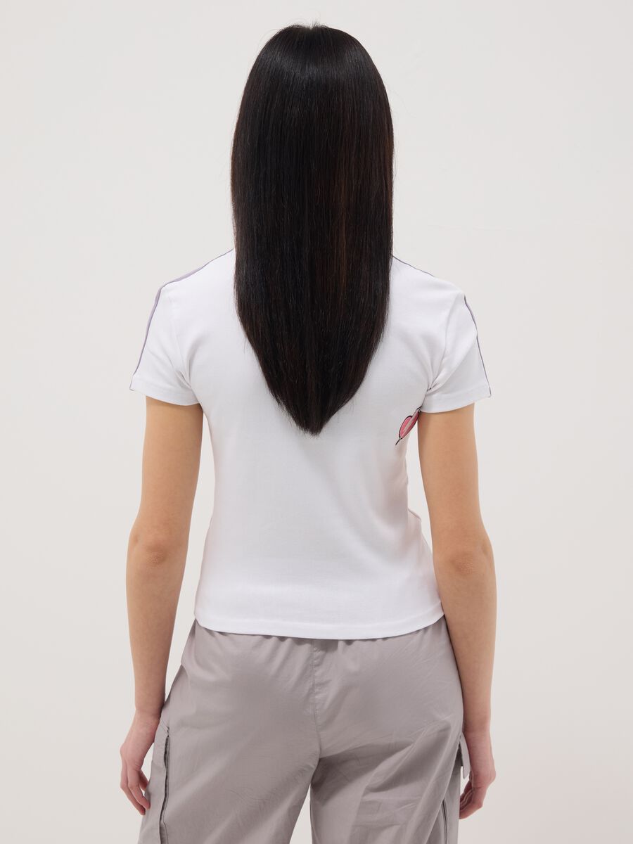 T-shirt in cotone elasticizzato bianco da ragazza slim fit con Kuromi_2