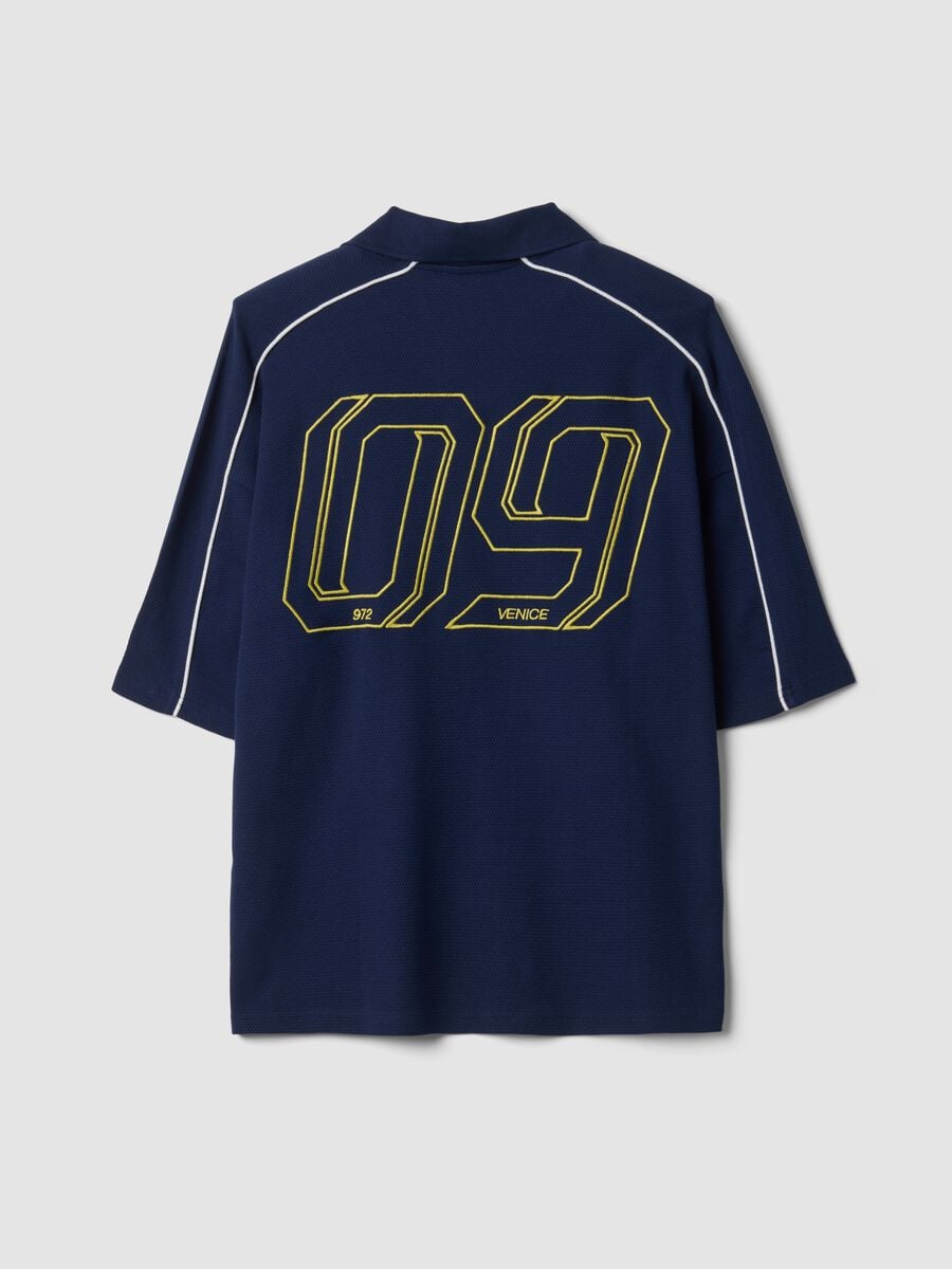 Polo blu in puro cotone con stampa e collo classico_2