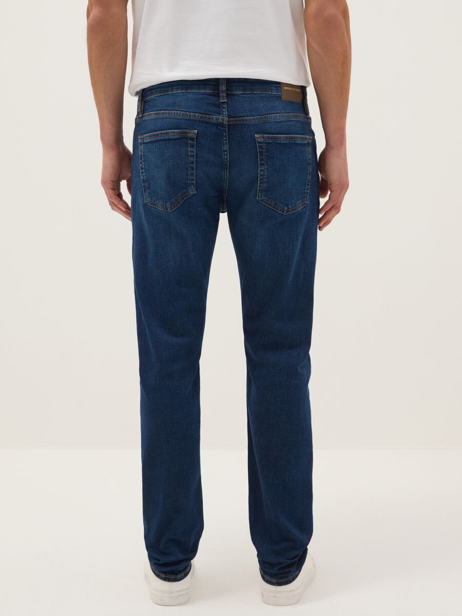Jeans in cotone elasticizzato blu slim fit con cinque tasche_2