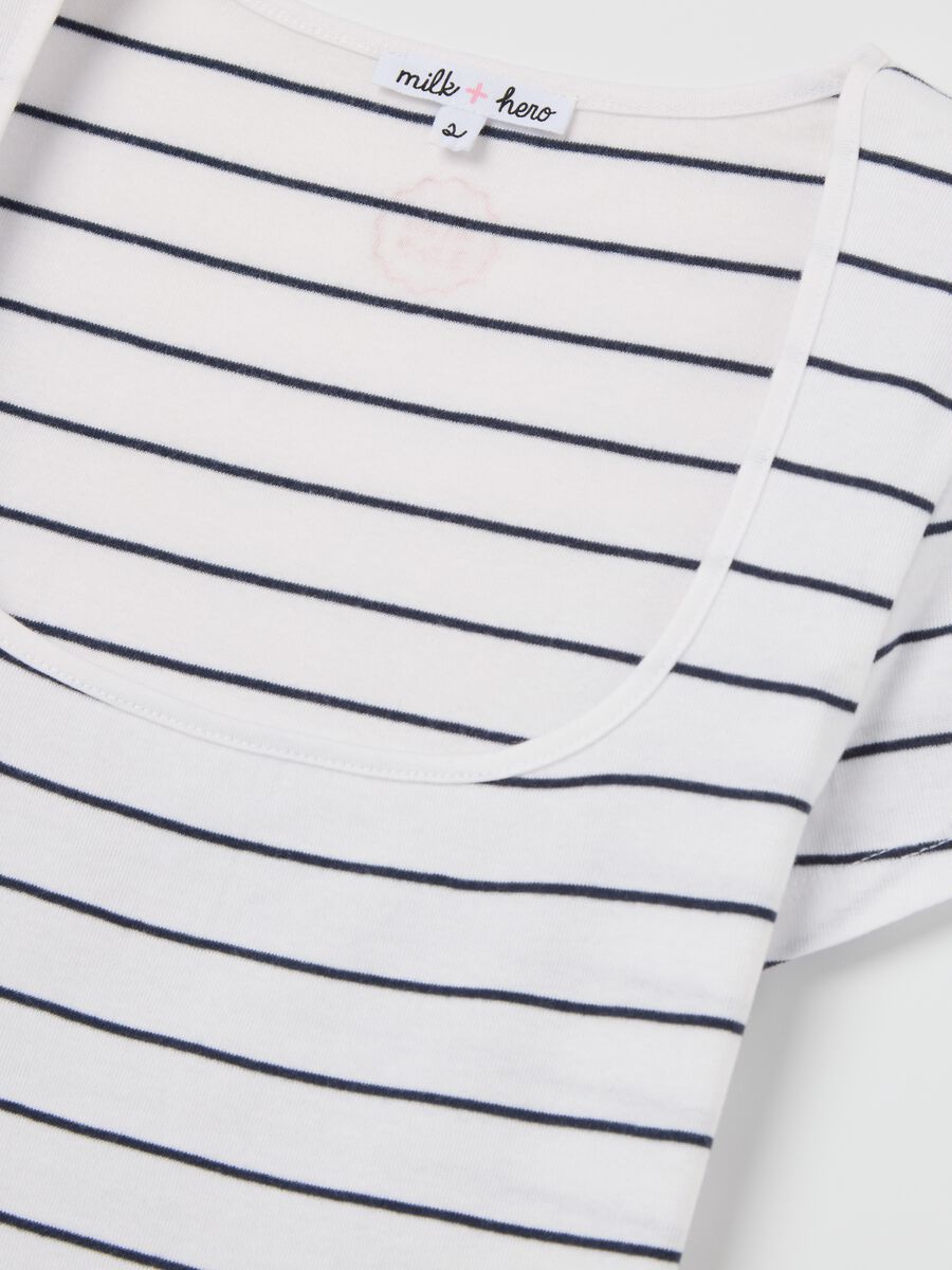 Fitted T-shirt in cotton with white and blue stripes_5