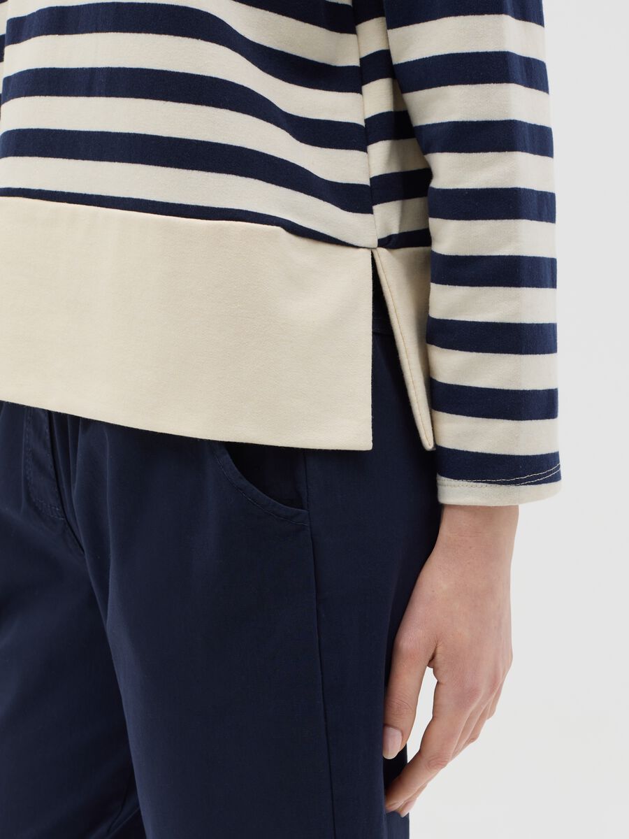Blue and white striped top with long sleeves_2