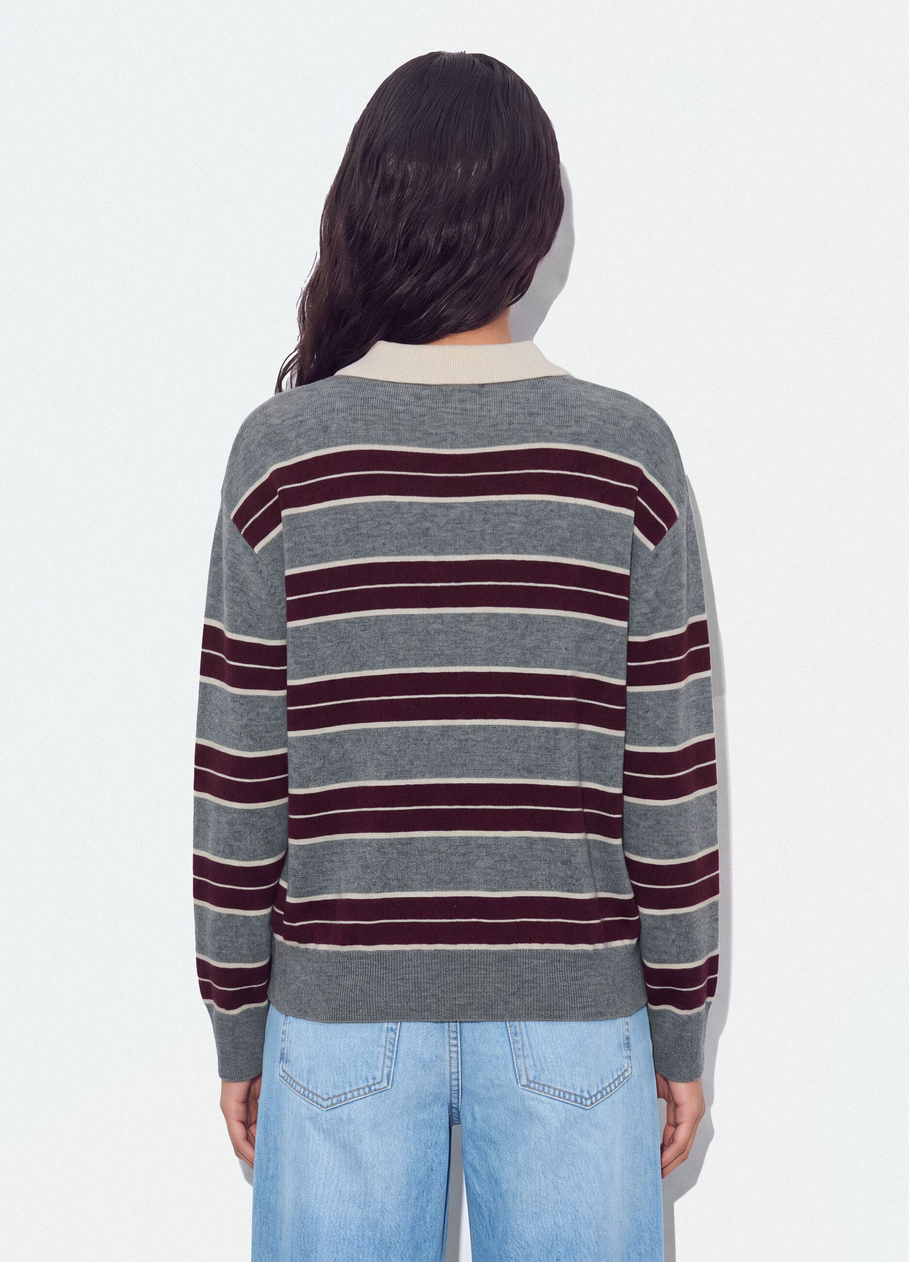 Maglia grigia in misto lana a righe con colletto polo