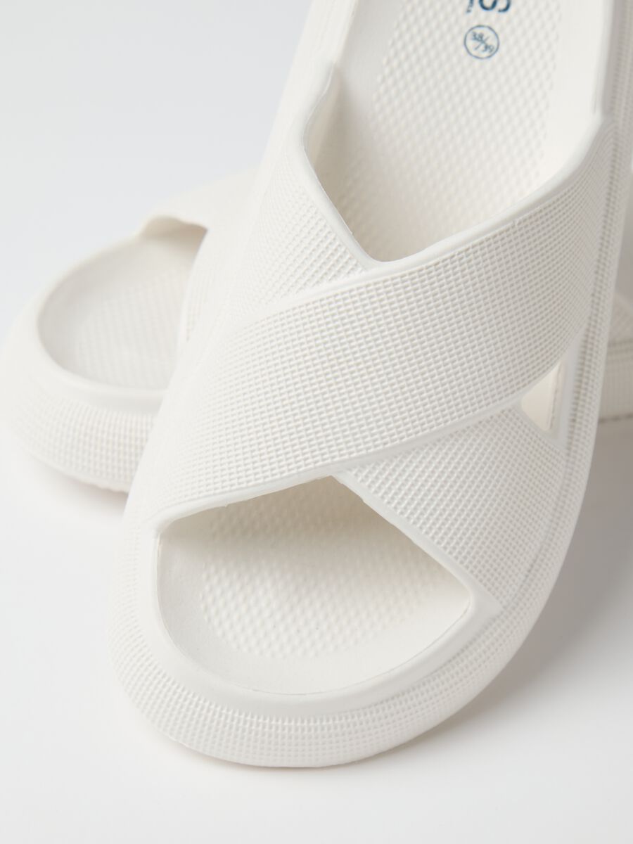 Women's white rubber sandals with crossed strap_2