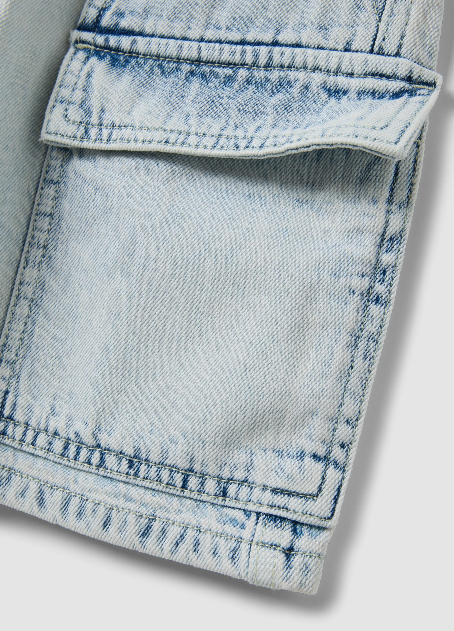 Light blue denim cargo shorts in a cotton-viscose blend