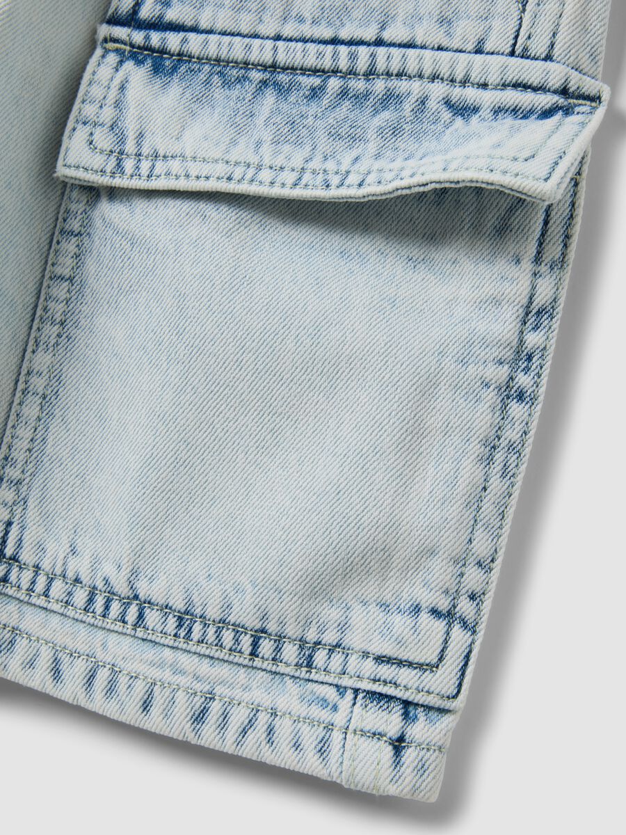 Light blue denim cargo shorts in a cotton-viscose blend_3
