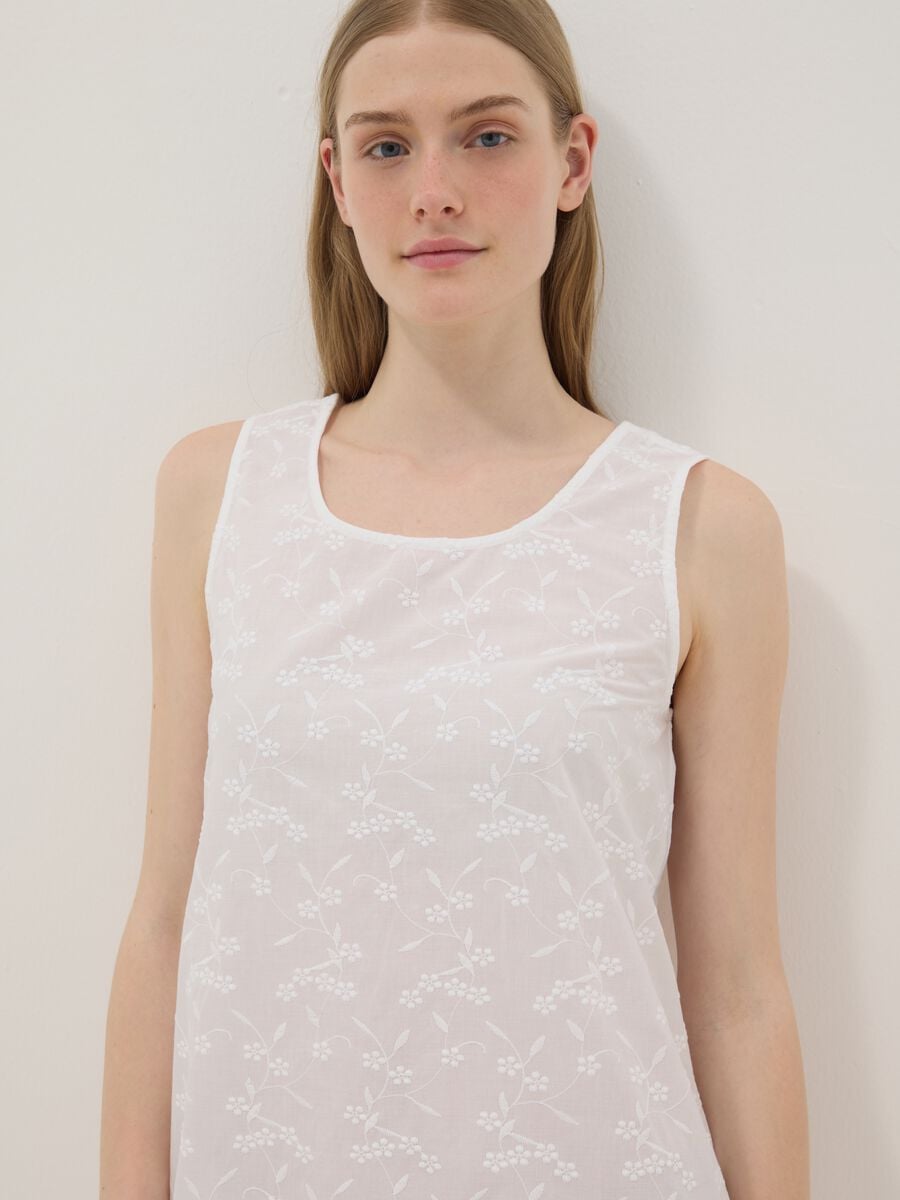 Camicia da notte senza maniche in puro cotone bianca con ricami fiori_3
