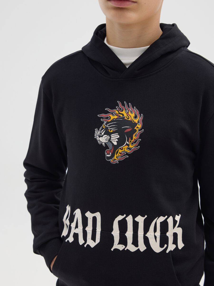 Felpa nera con cappuccio per ragazzo_2