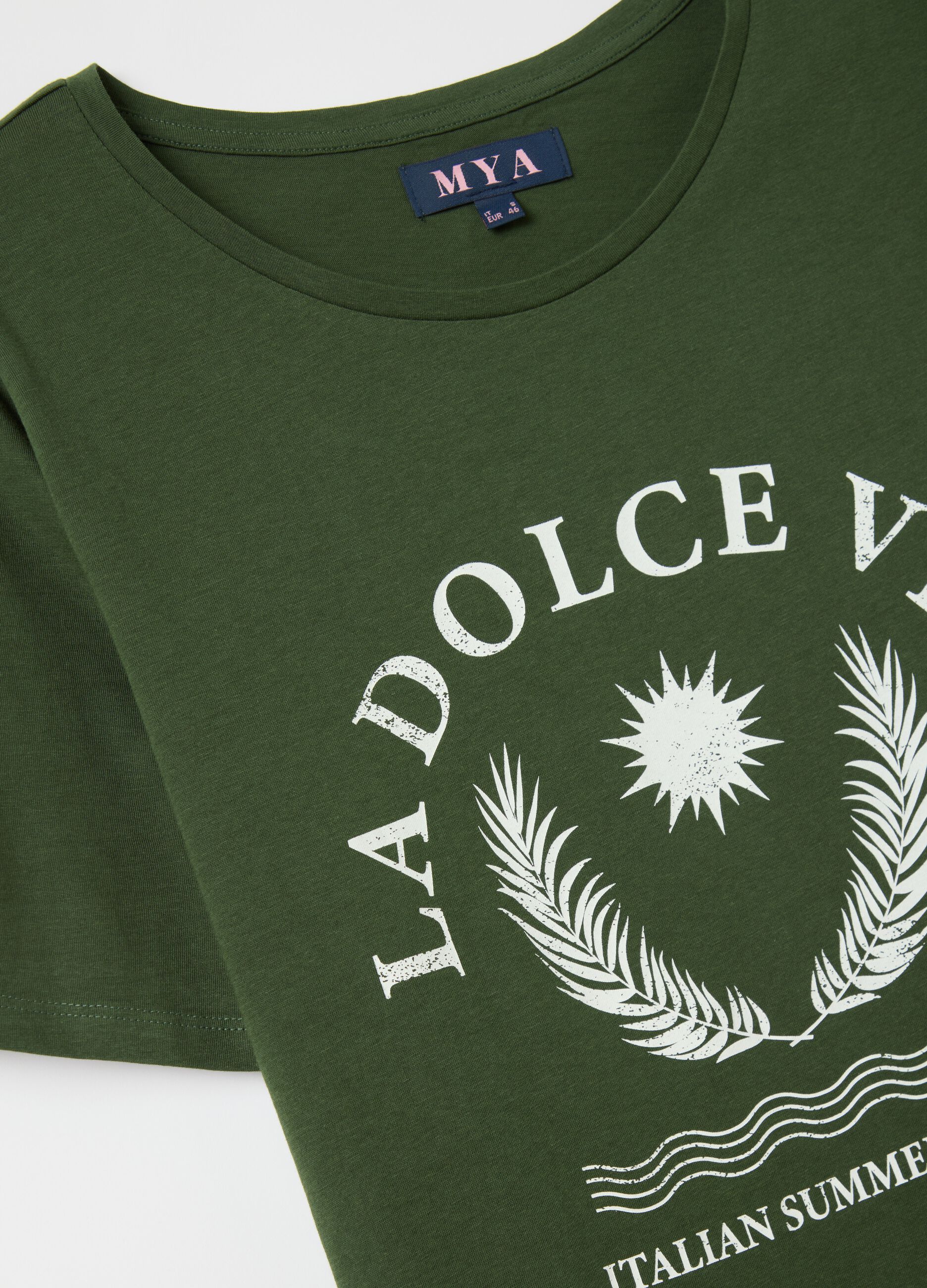 Curvy green T-shirt with "La Dolce Vita" print in cotton