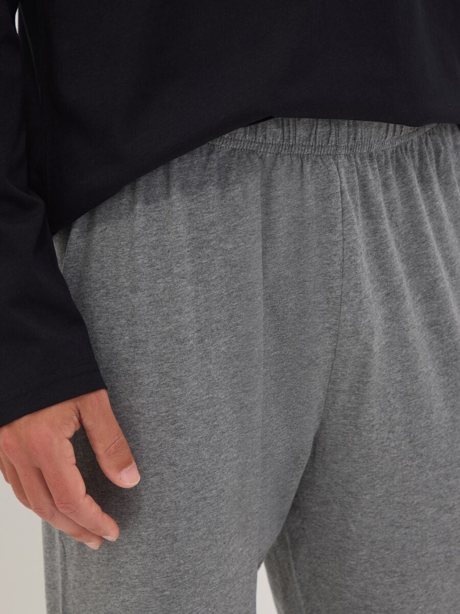 Pigiama nero e grigio in puro cotone organico con scollo a V regular fit_3