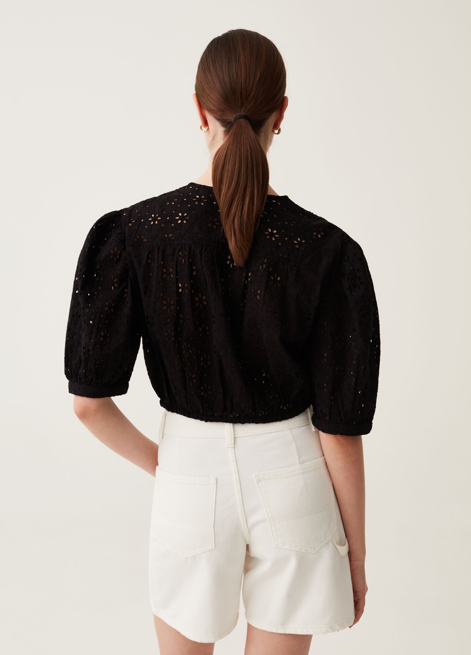 Blusa cropped in pizzo sangallo_2