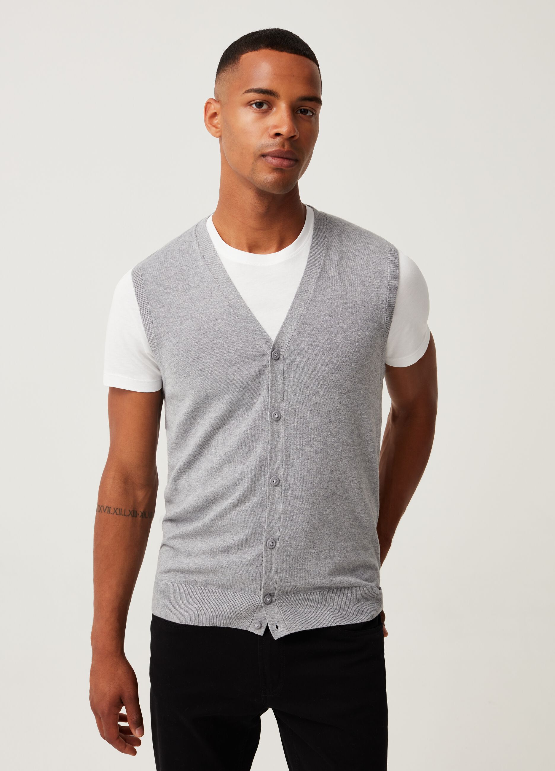 Gilet con scollo a V e bottoni_1