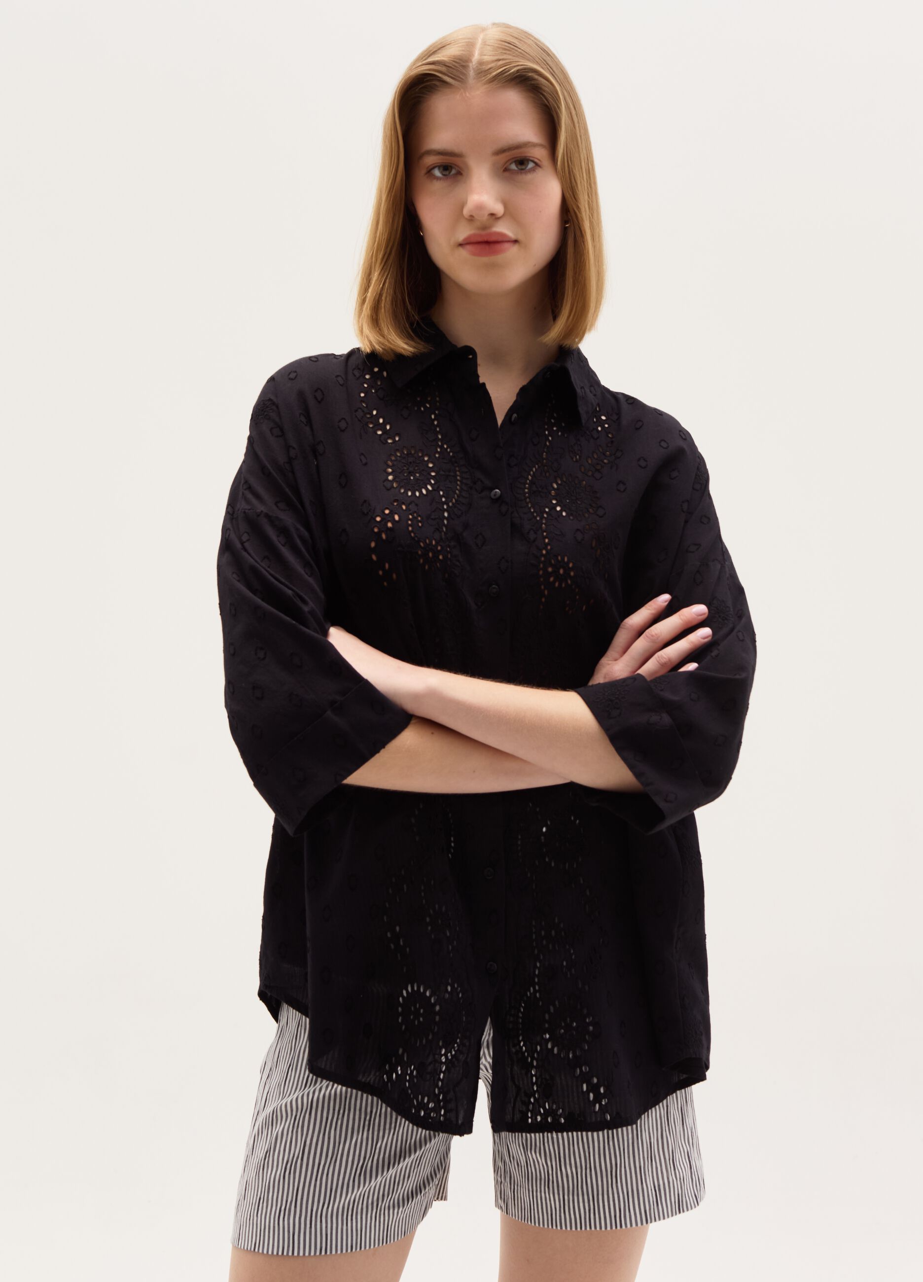 Maternity shirt in broderie anglaise