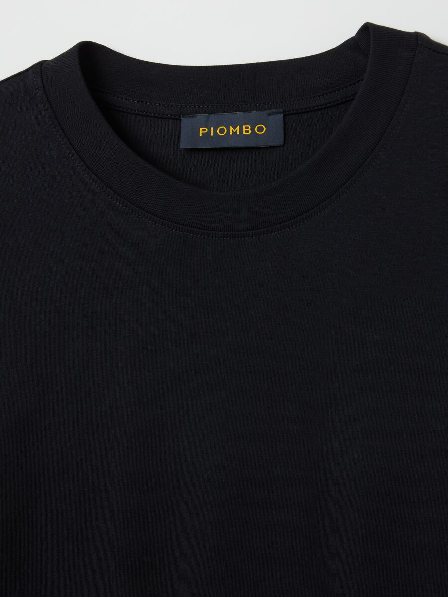 Plain cotton T-shirt with round neck._5