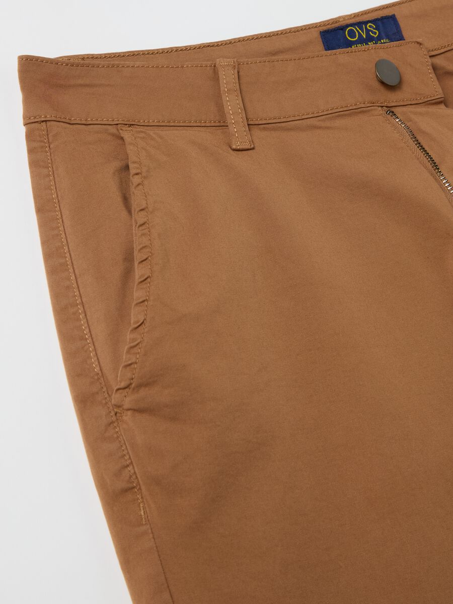 Chino pants with turned-up hems_5