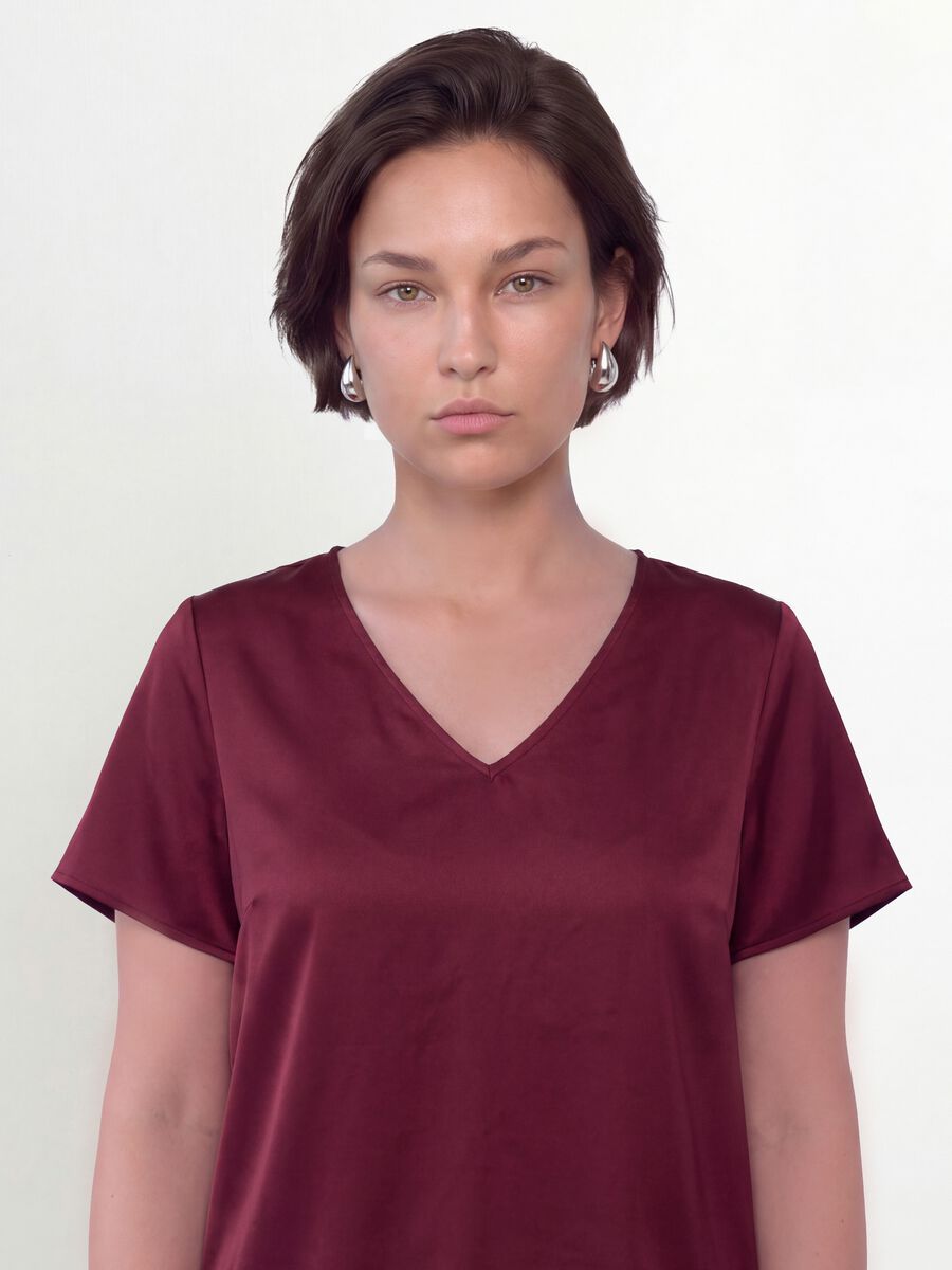 Blusa satinata rossa in tessuto elasticizzato con scollo a V regular fit_0