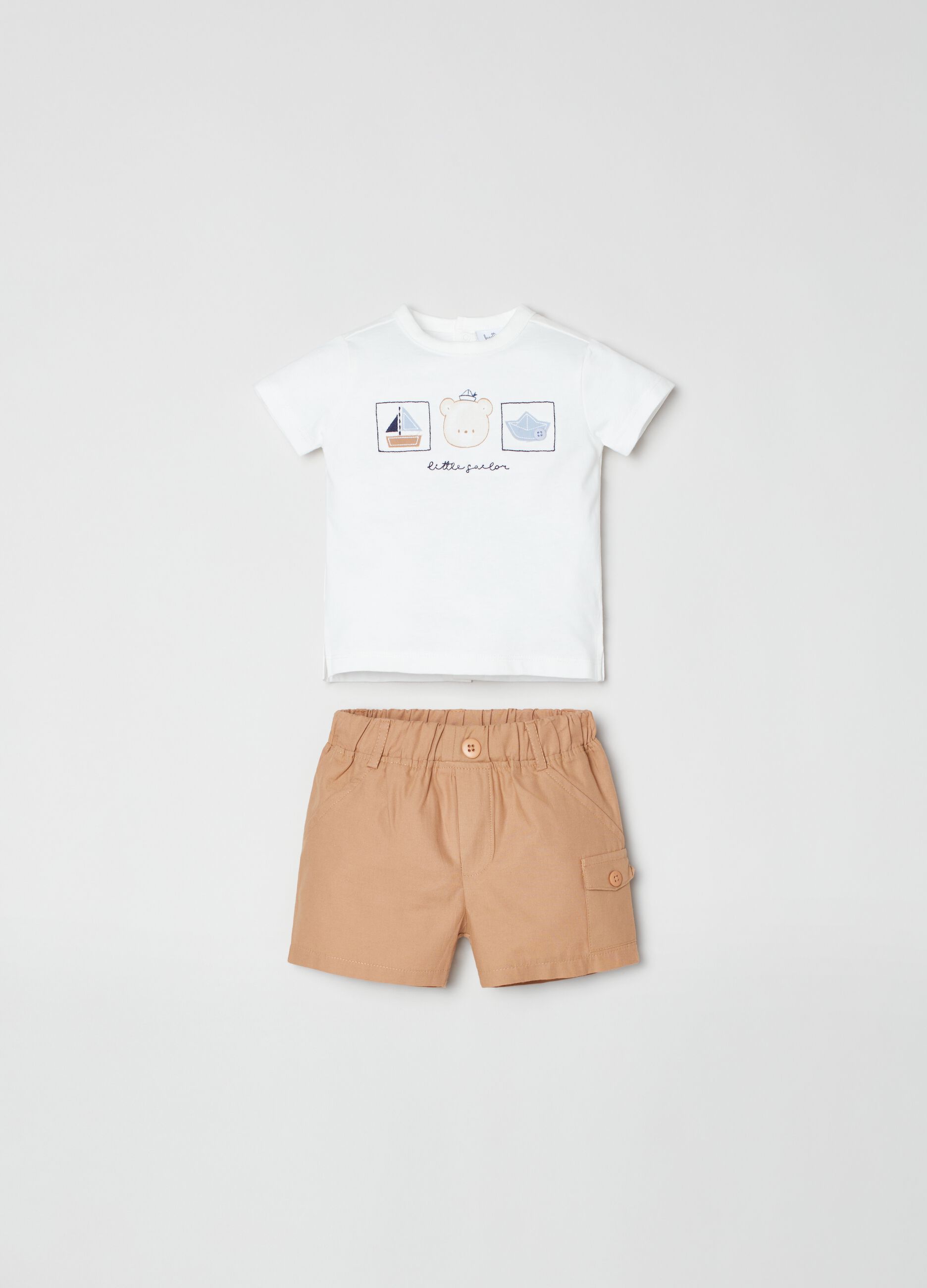 Set t-shirt con stampa e shorts_0