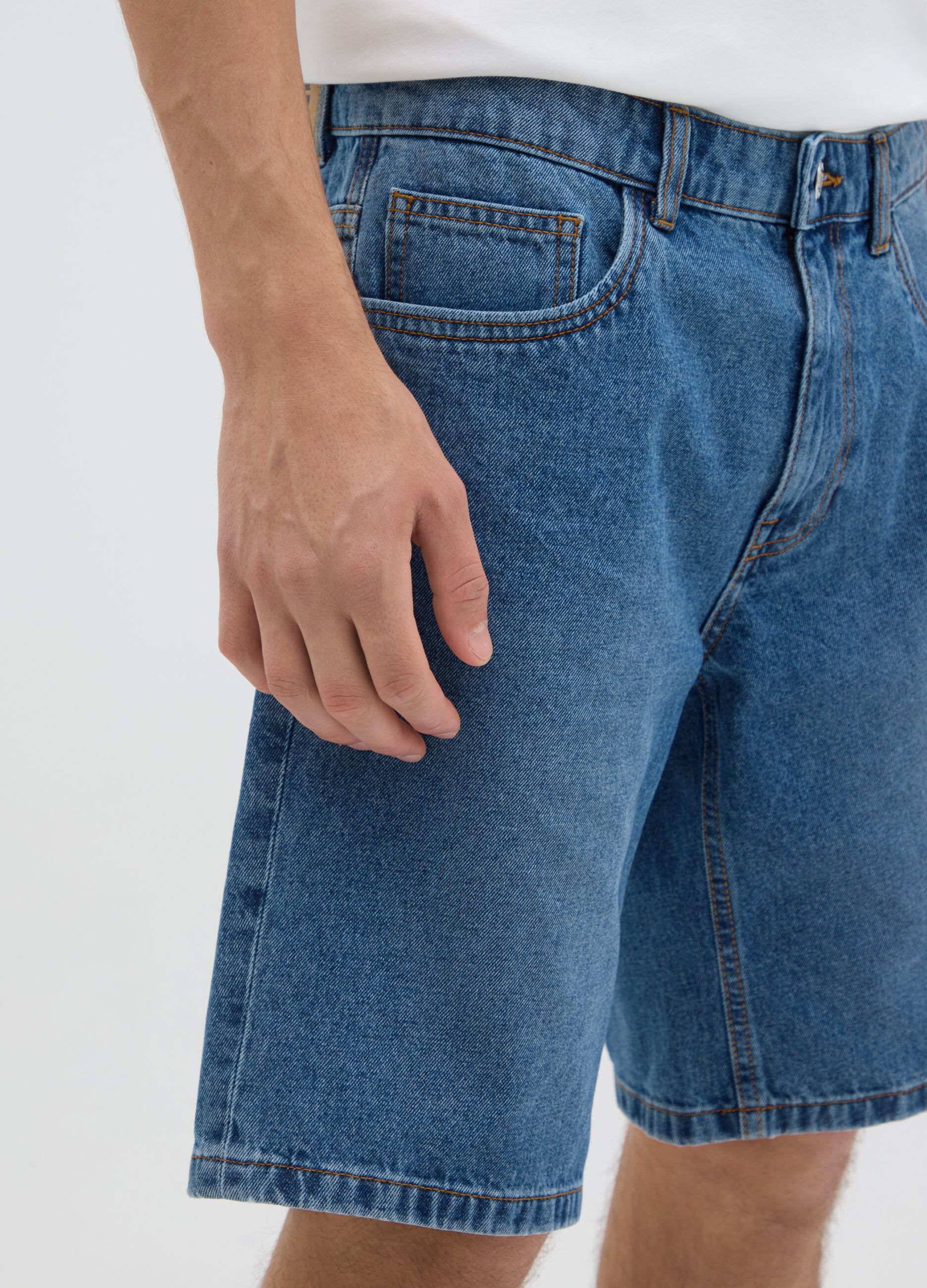 Men's pure cotton denim shorts with regular fit and five pockets