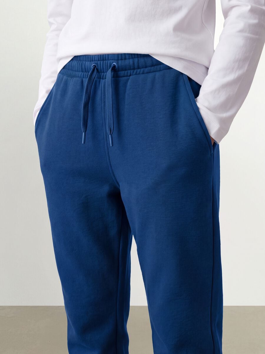 Jogger blu in puro cotone organico con coulisse per ragazzo_2