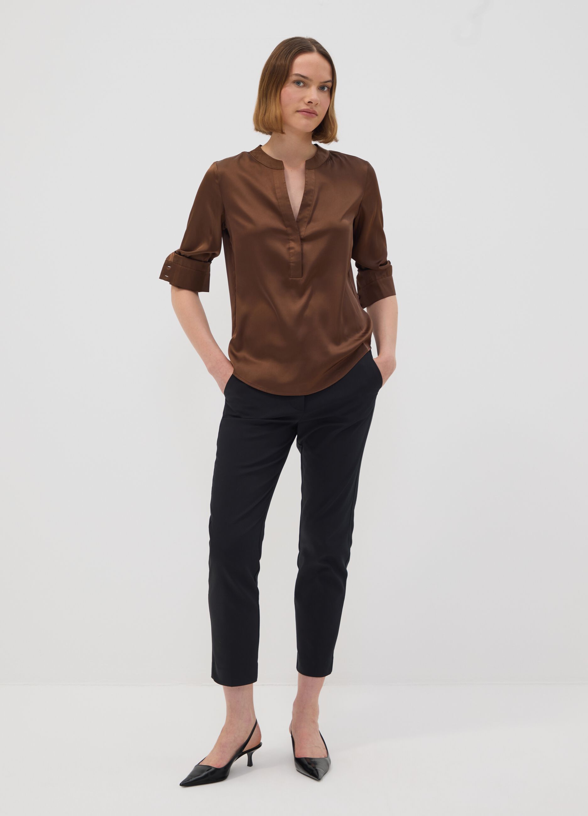 Camicia marrone in tessuto elasticizzato con collo coreano