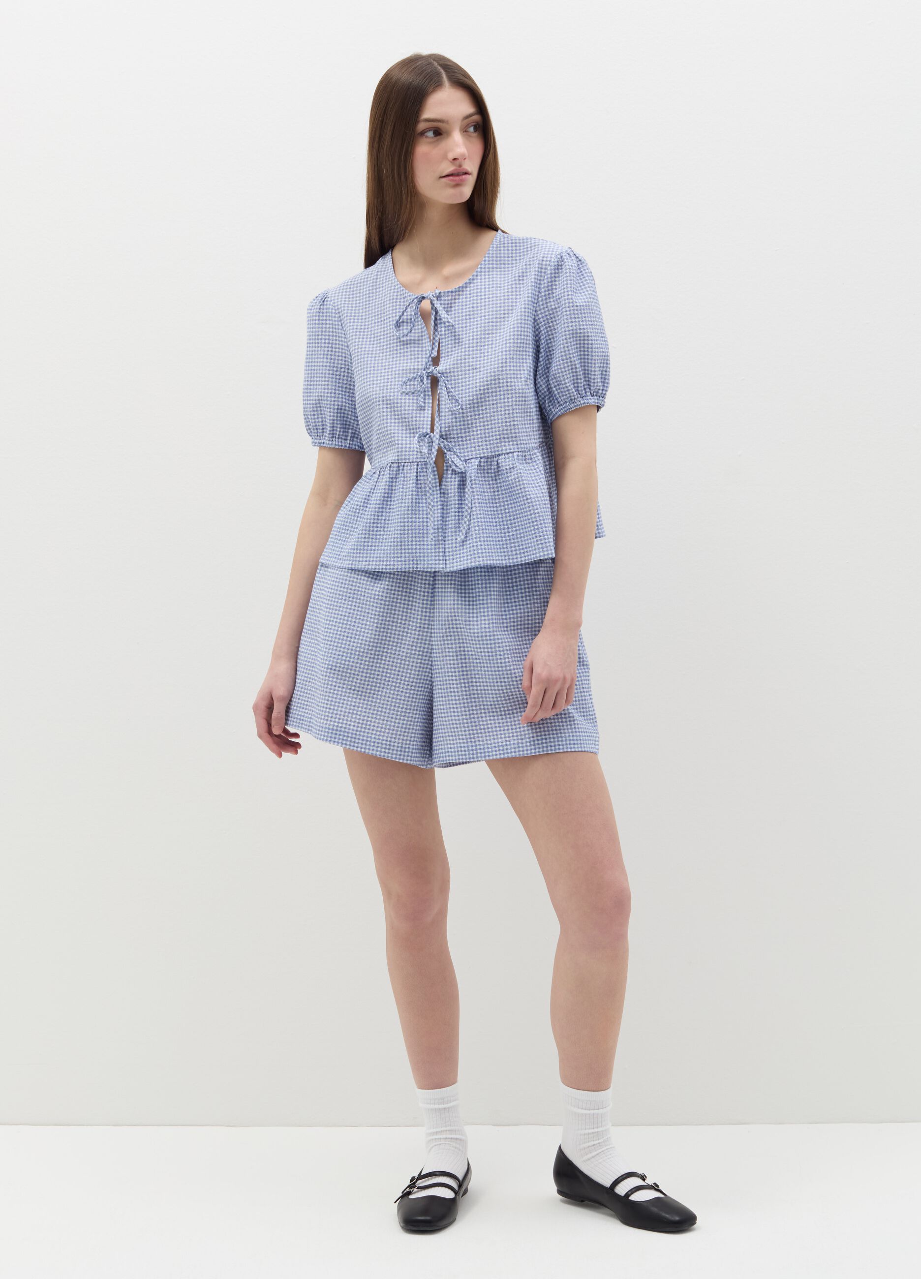 Blusa in seersucker a quadretti con laccetti