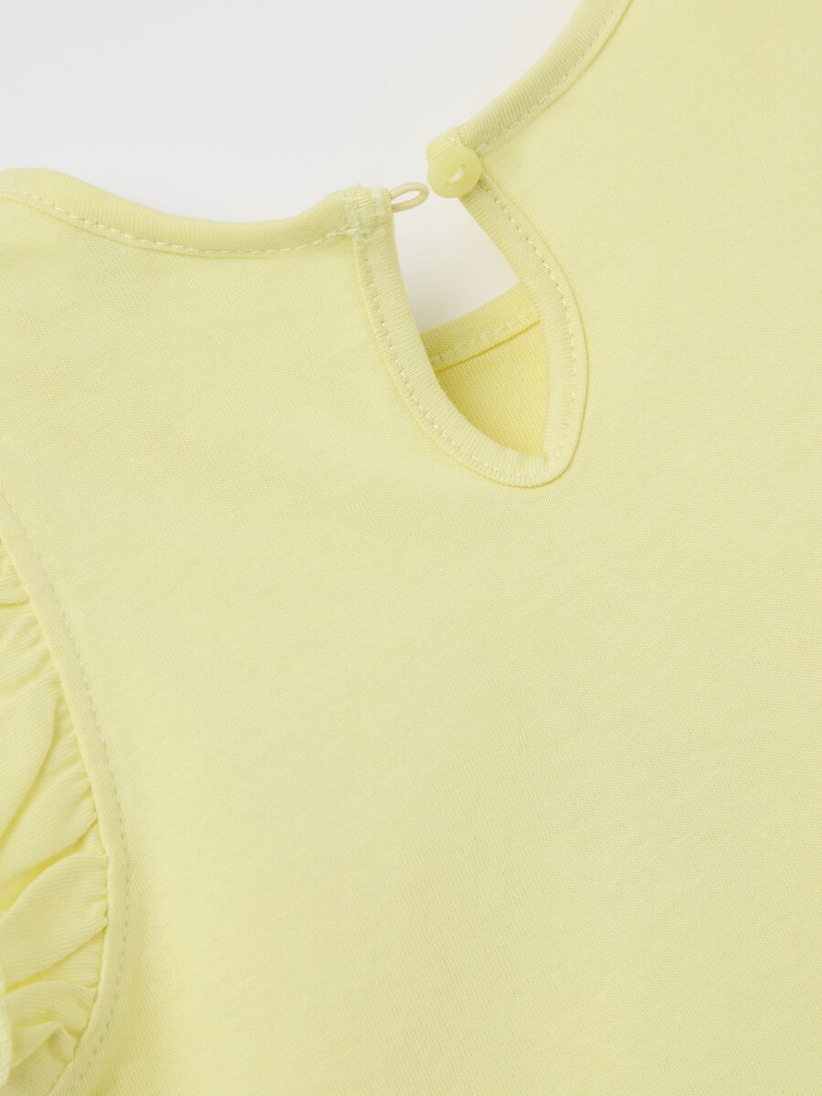 Yellow tank top in cotton with print and flounce_3