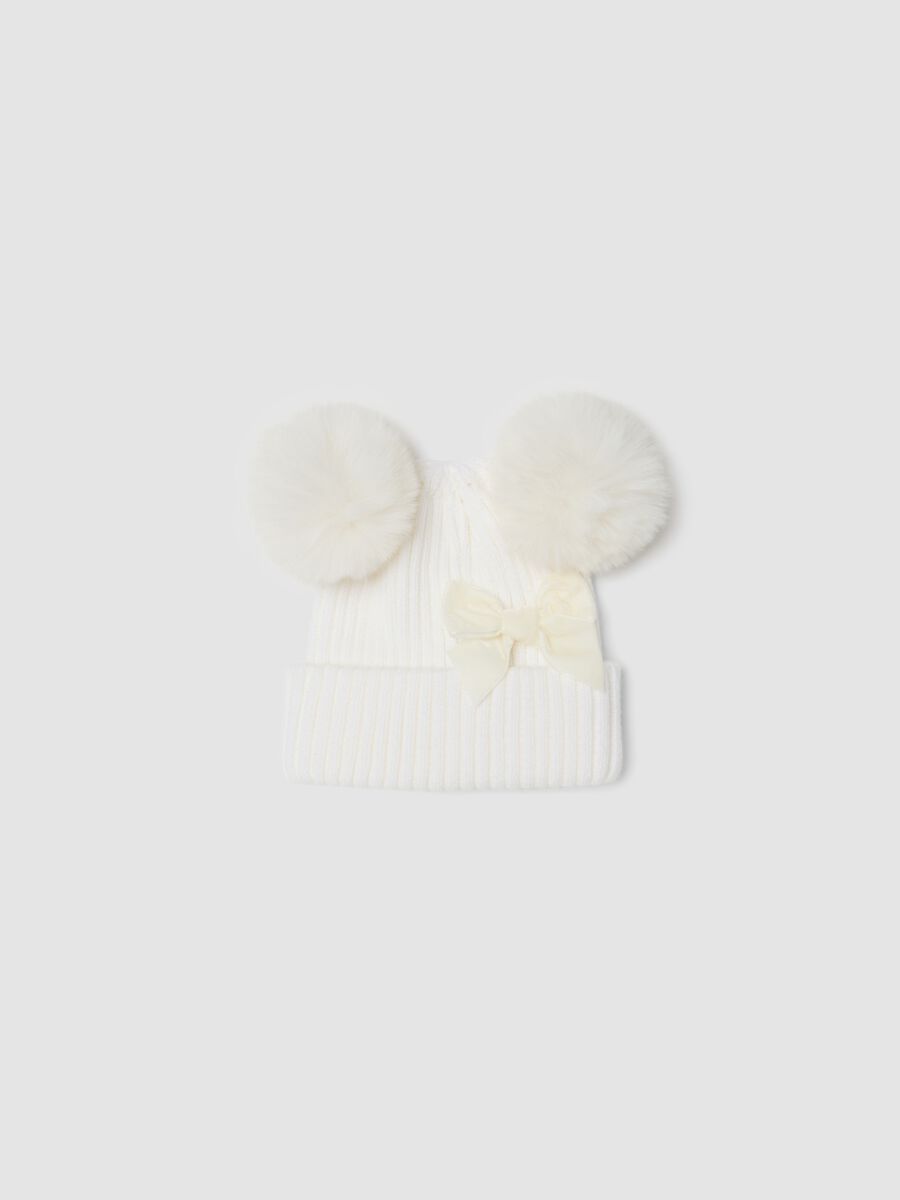 Cappello bianco in maglia a coste con fiocco e pompon_0