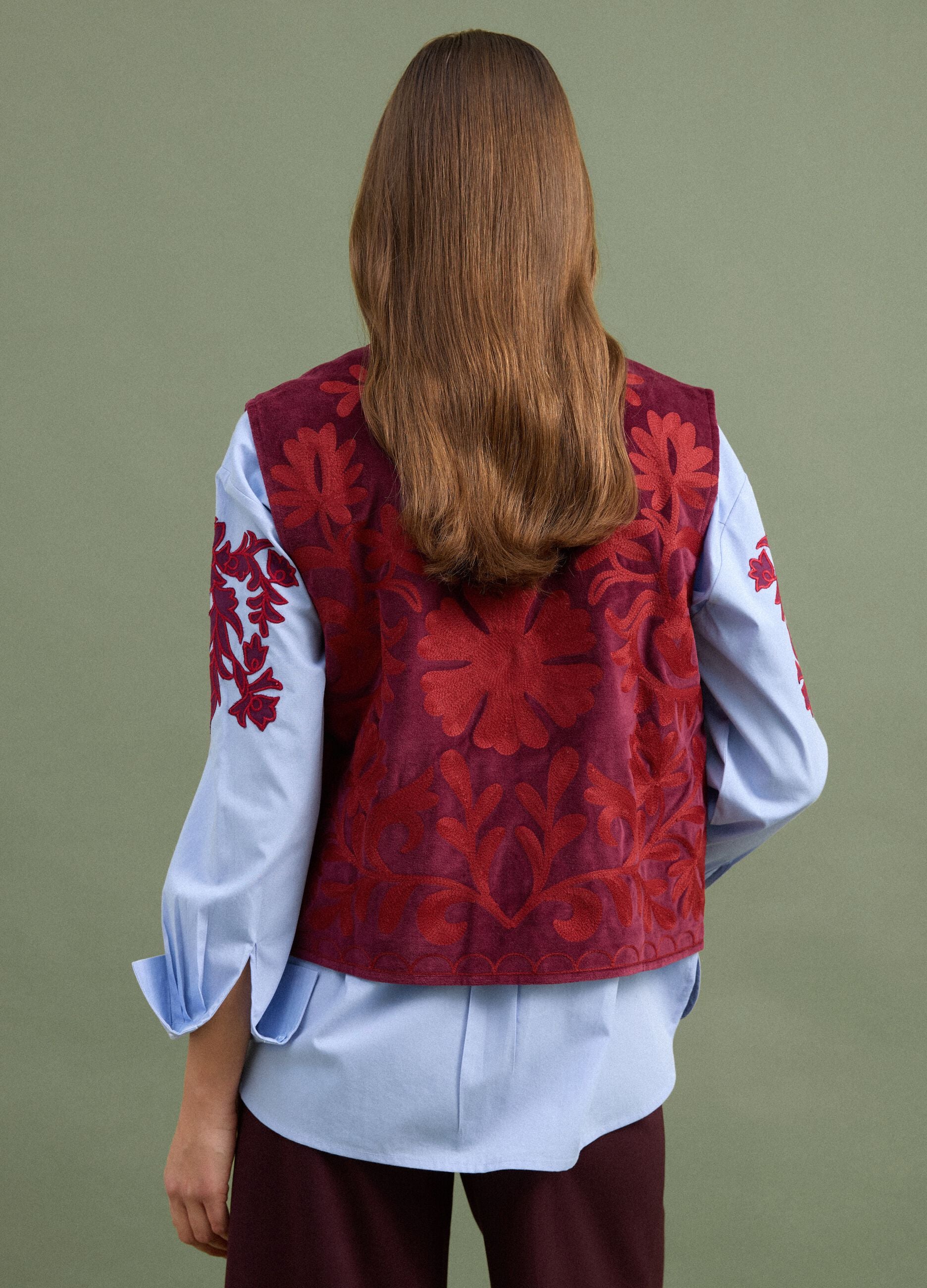 Gilet rosso in puro cotone con ricami floreali