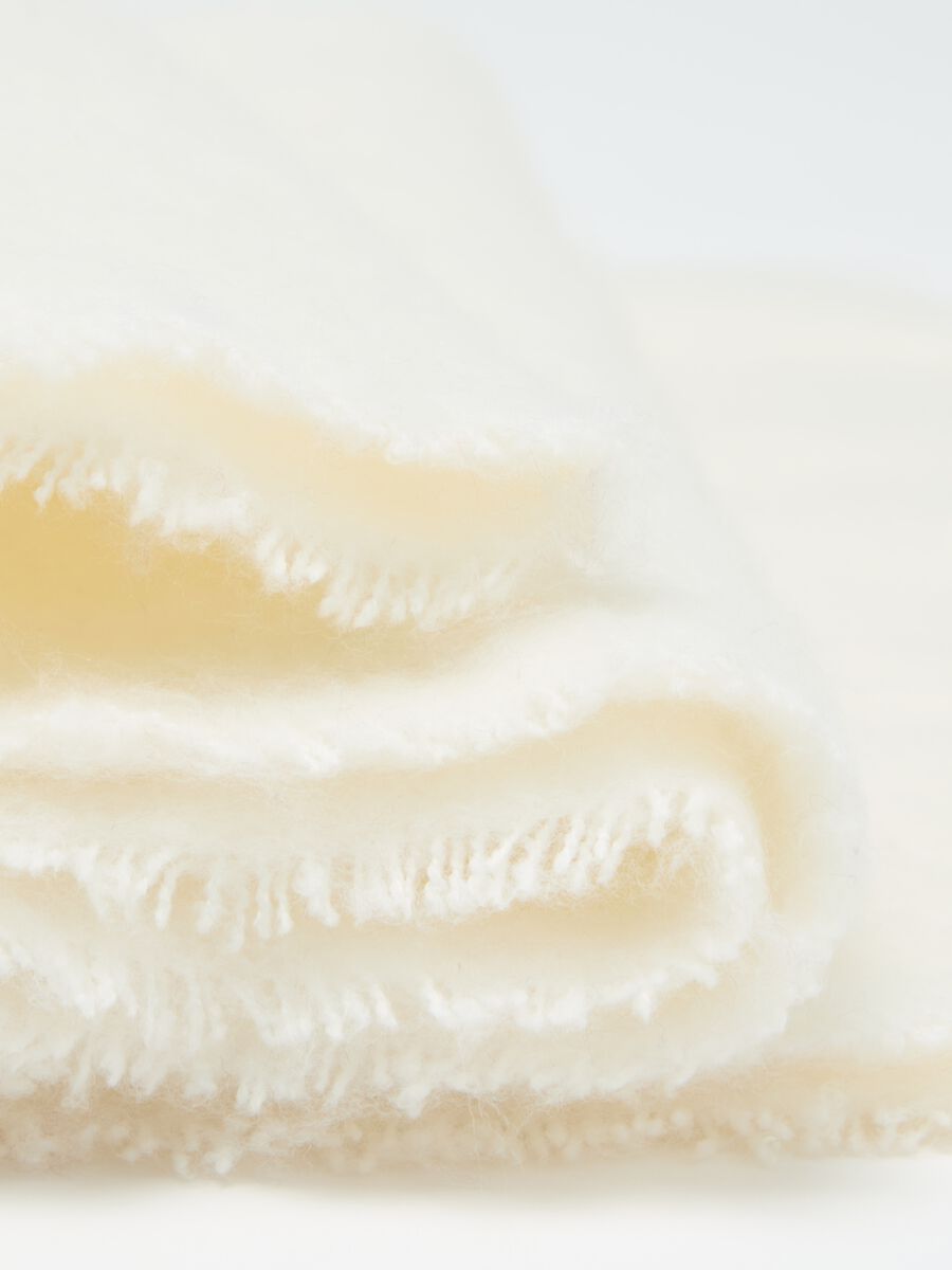 Scarf with fringing_2