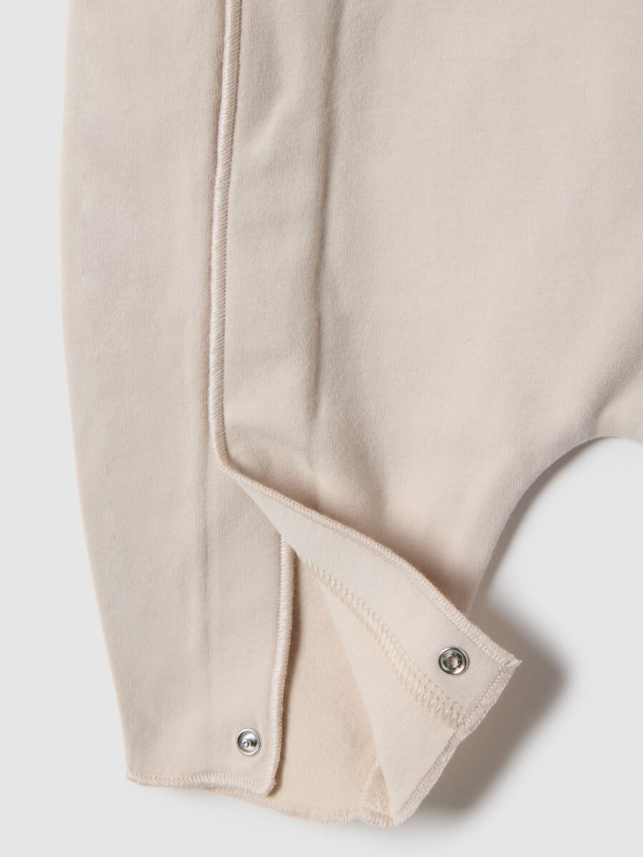 Beige newborn sleepsuit in stretch cotton perfect fit_3